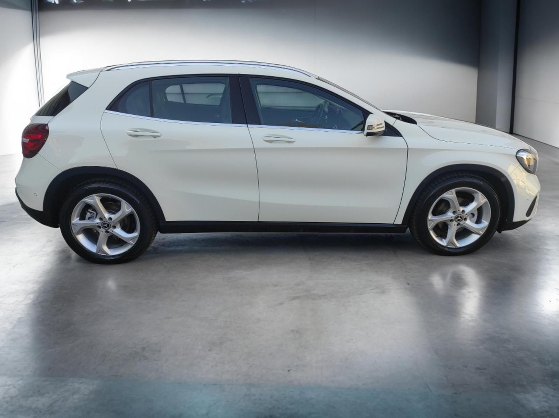 Mercedes-Benz GLA, 200d 4MATIC,AT,ČR - fotka 5
