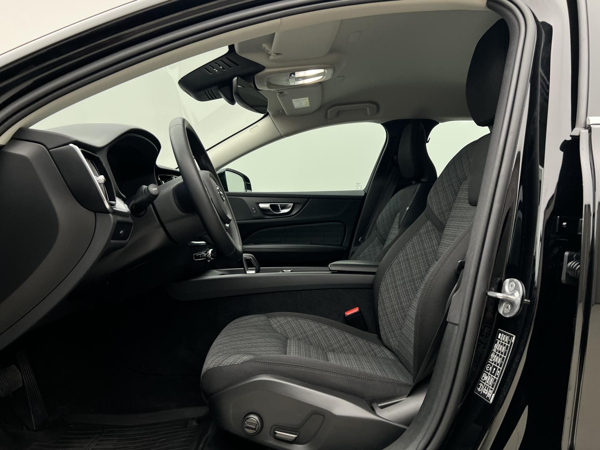 Volvo V60, B4 CORE AUT 1.maj. - fotka 3