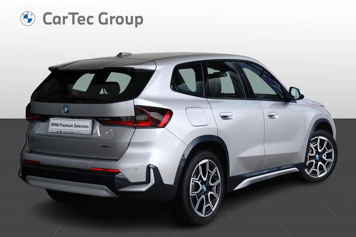 BMW iX1, xDrive30 - fotka 3