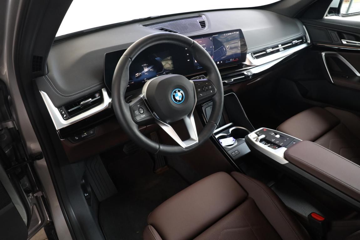BMW iX1, xDrive30 - fotka 2
