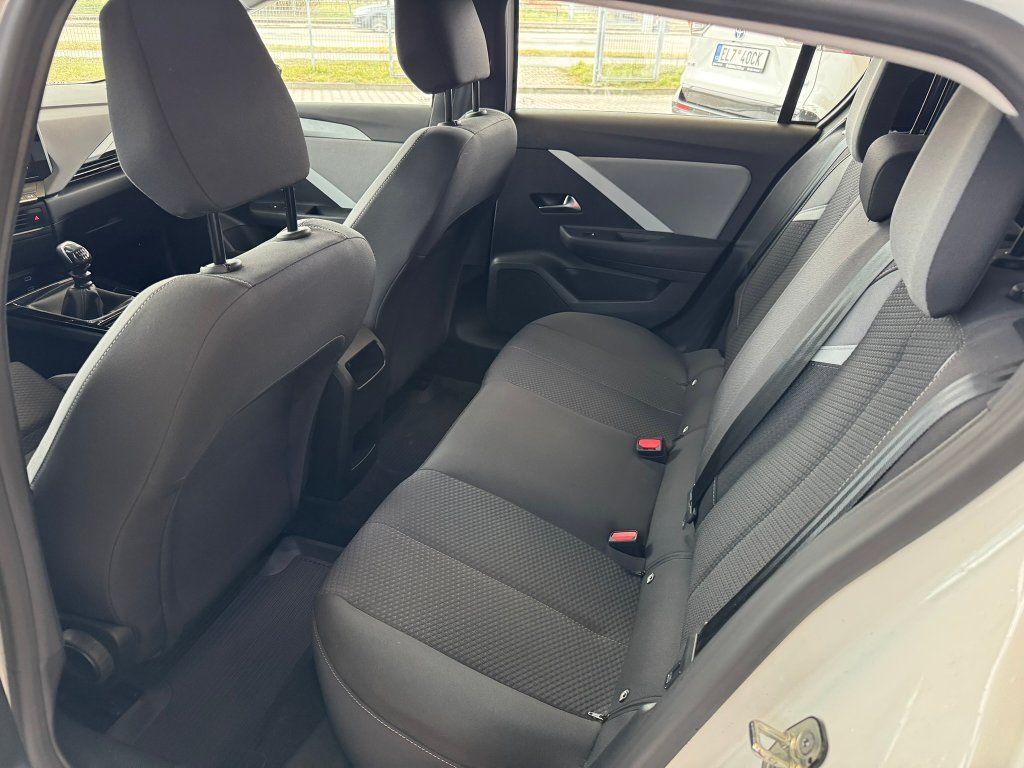 Opel Astra, 1.2T 96kW 2023 - fotka 6