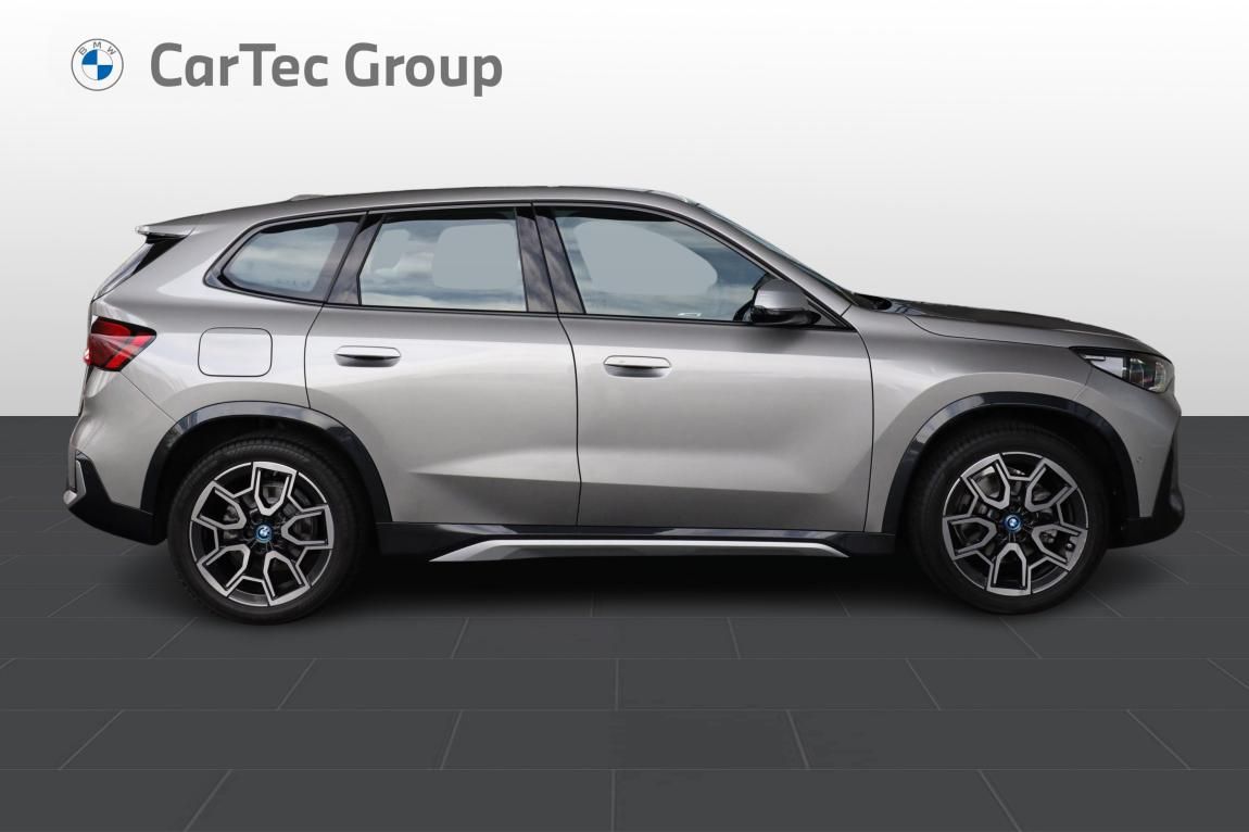 BMW iX1, xDrive30 - fotka 4