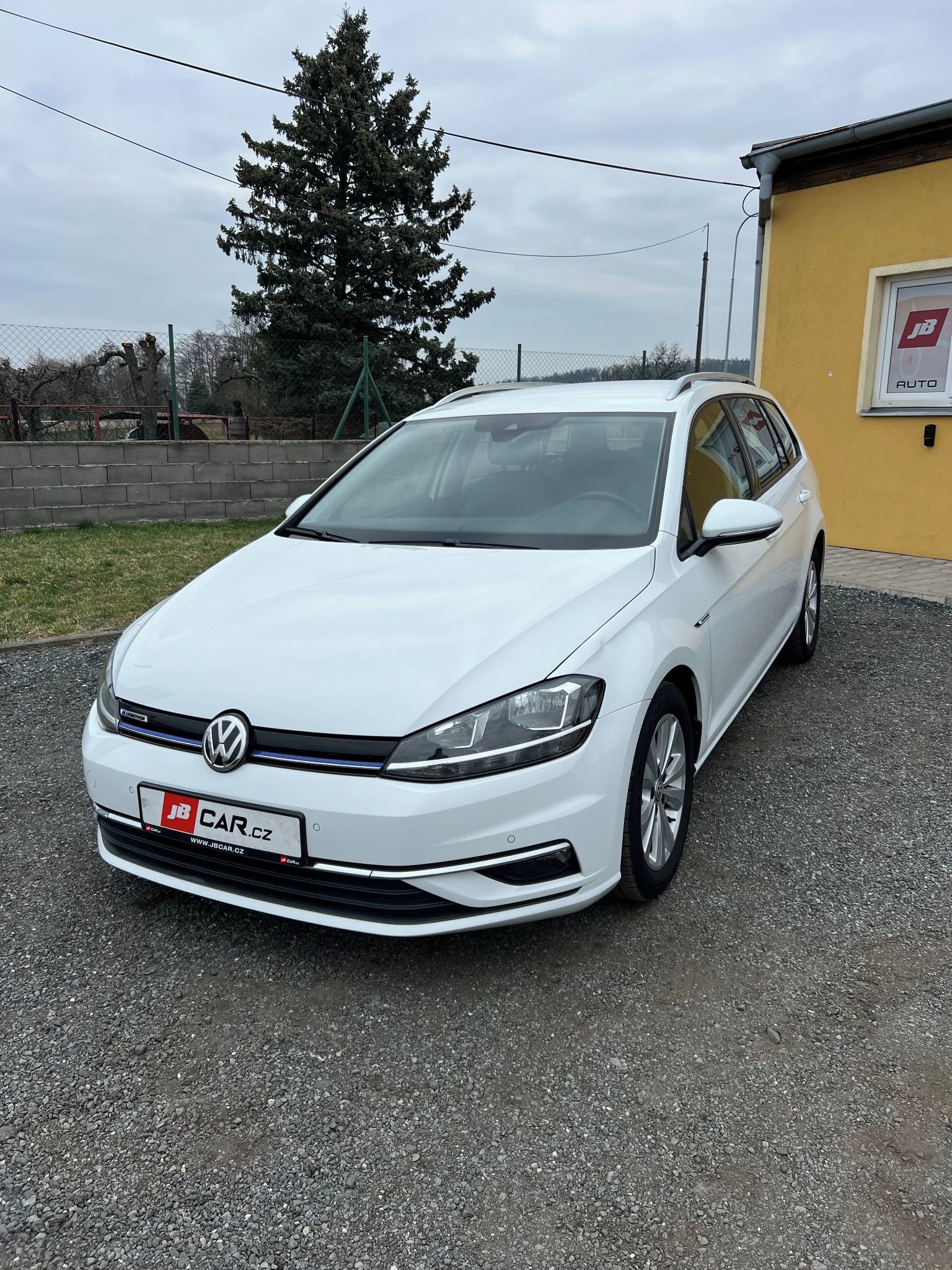 Volkswagen Golf, 1.5 TSI DSG NAVI TAŽNÉ 1.M DPH - fotka 2