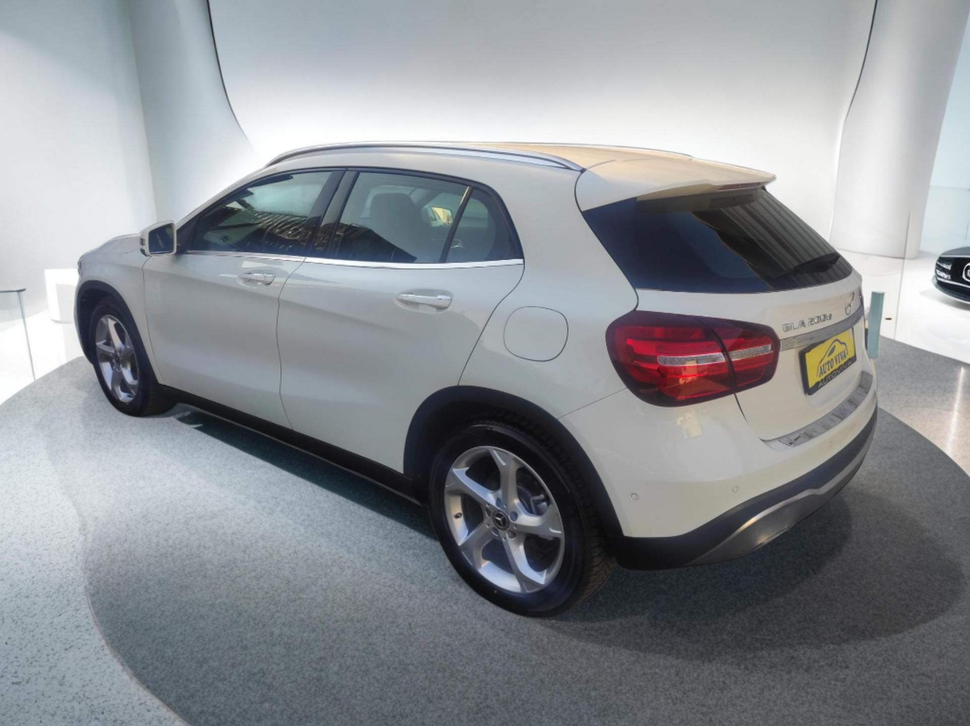 Mercedes-Benz GLA, 200d 4MATIC,AT,ČR - fotka 3
