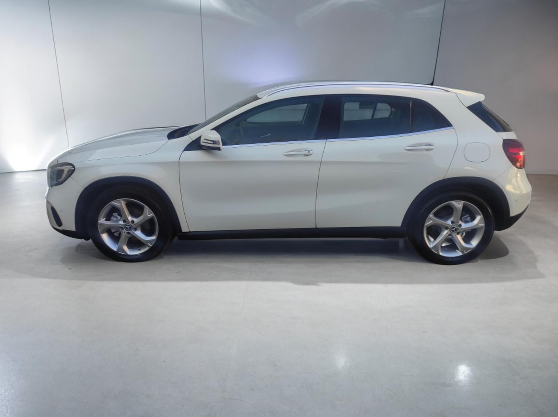 Mercedes-Benz GLA, 200d 4MATIC,AT,ČR - fotka 2