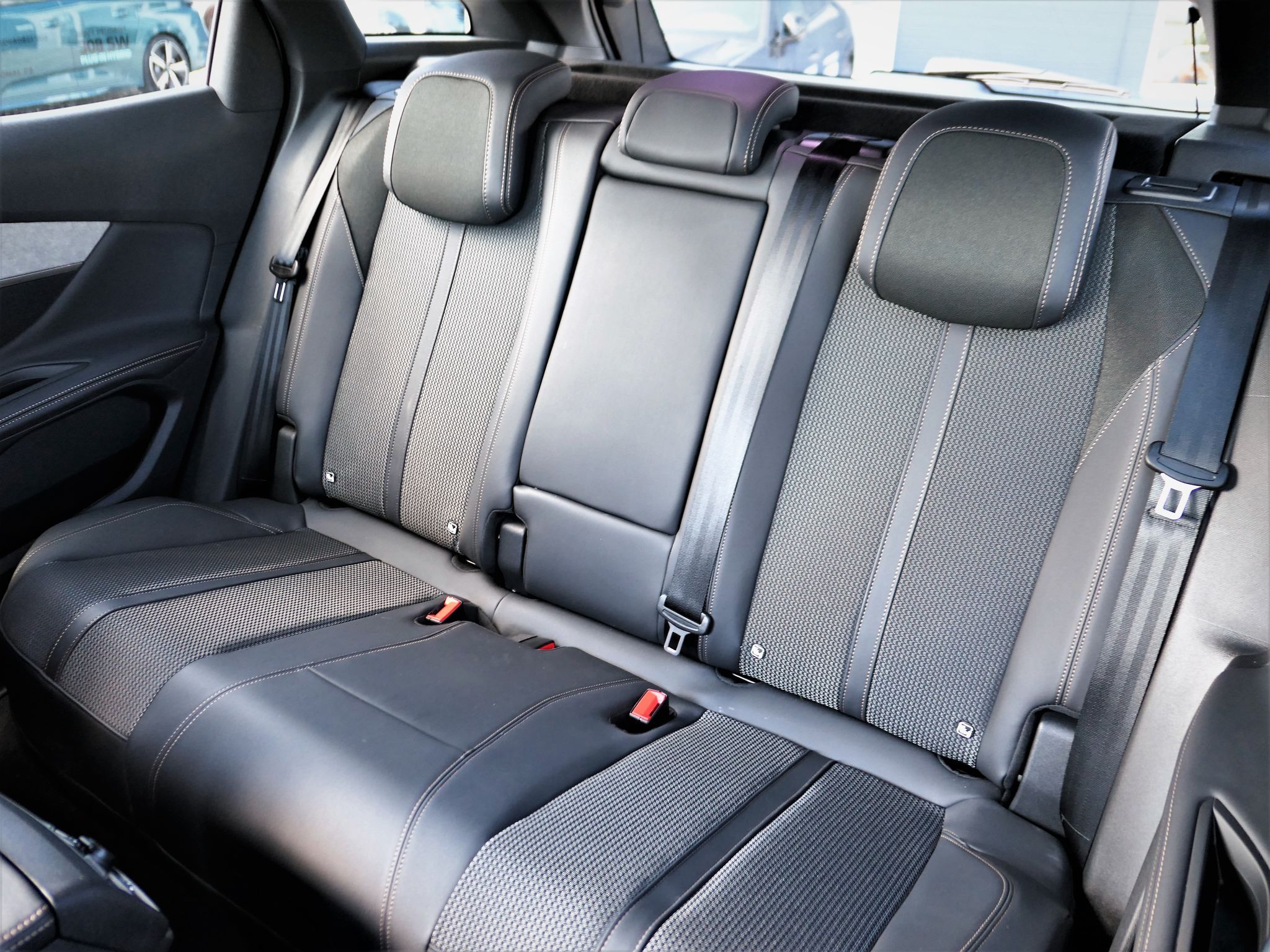 Peugeot 3008, GT Plug-in HYBRID 225 e-EAT8 - fotka 6
