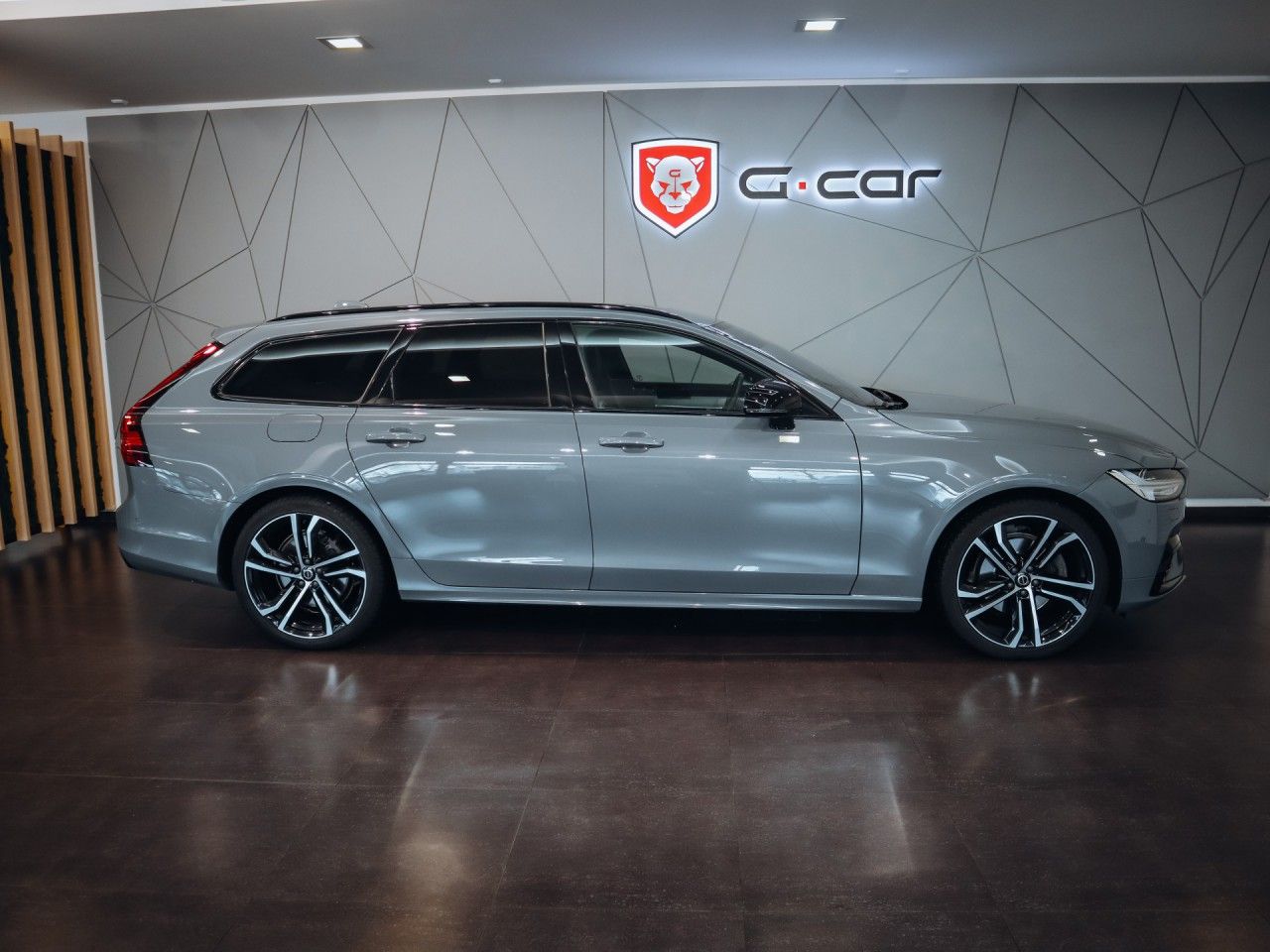 Volvo V90, B4 R-Design AWD - fotka 4