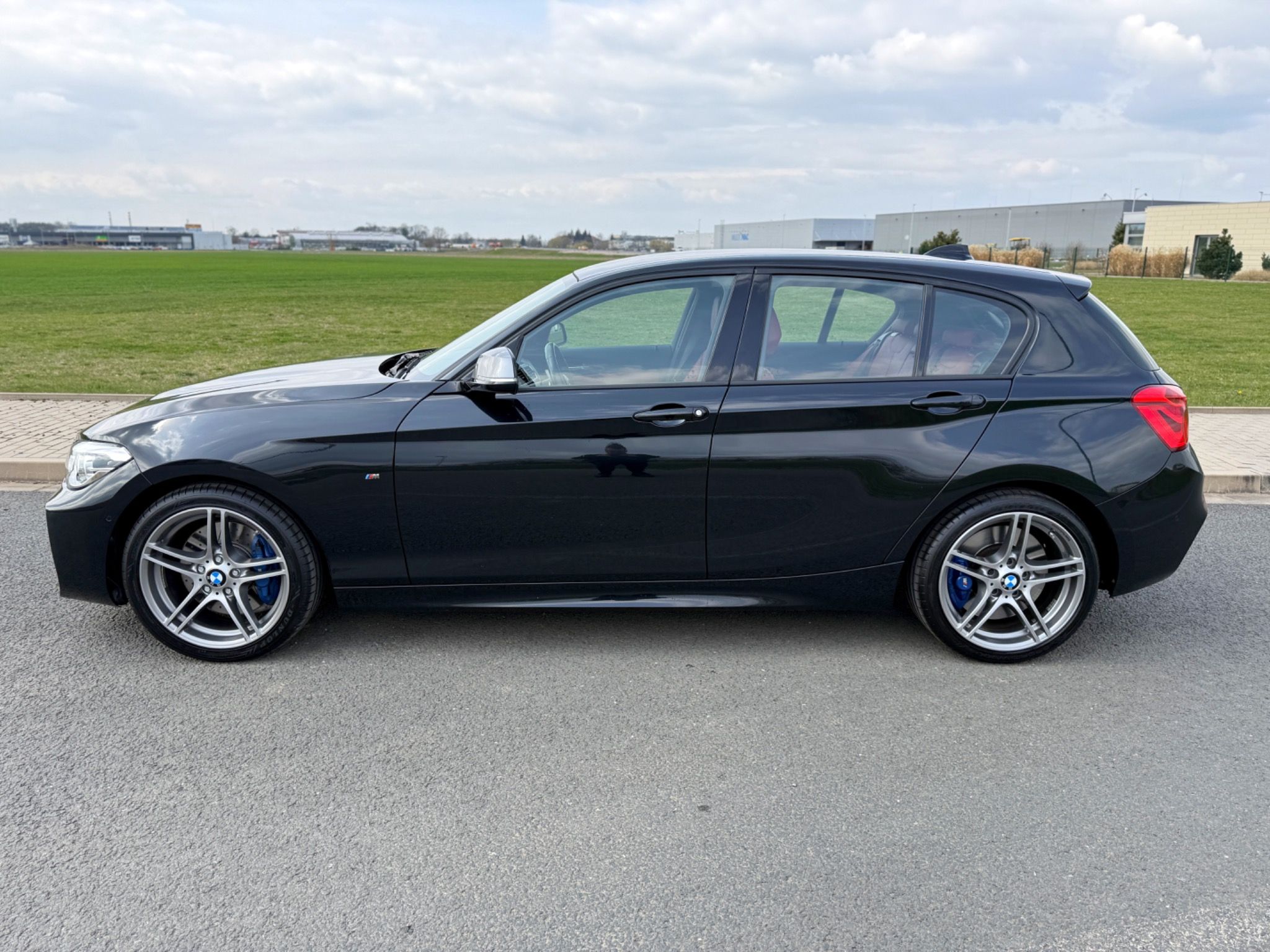 BMW Řada 1, M135i xDRIVE NAVI H/K LED KŮŽE - fotka 2