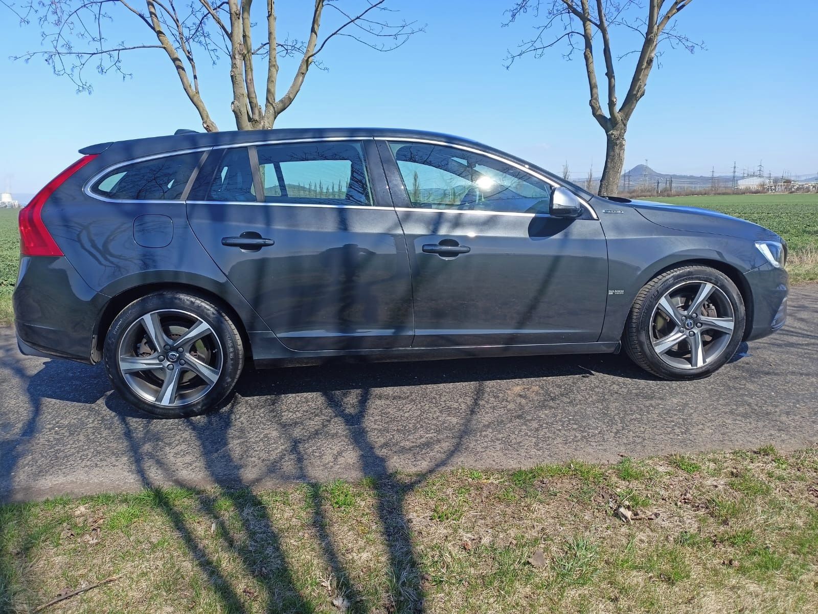 Volvo V60, 2.4 D6 158 kW R-DESING HYBRID - fotka 2