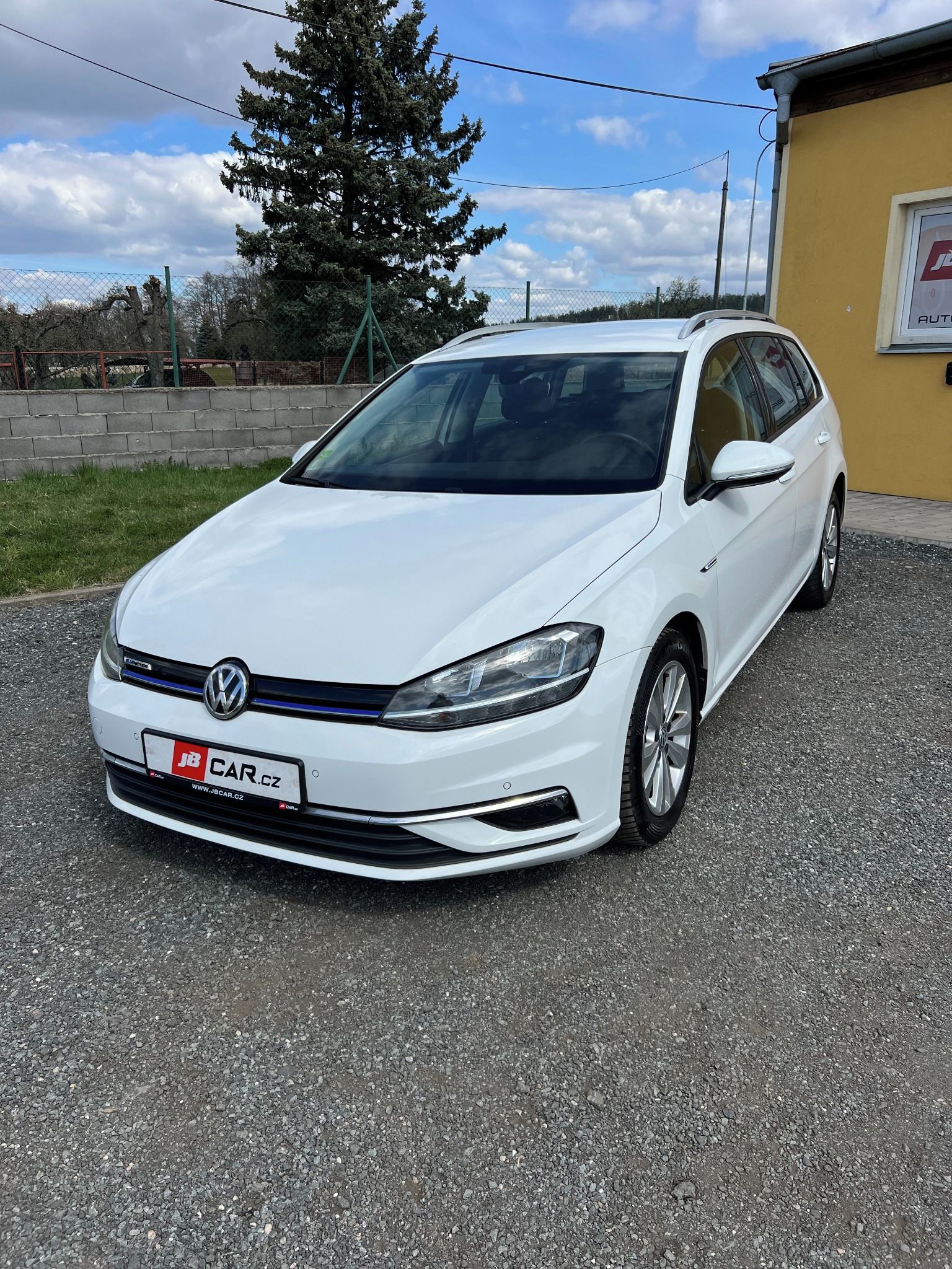 Volkswagen Golf, 1.5 TSI DSG NAVI TAŽNÉ 1.M DPH - fotka 2