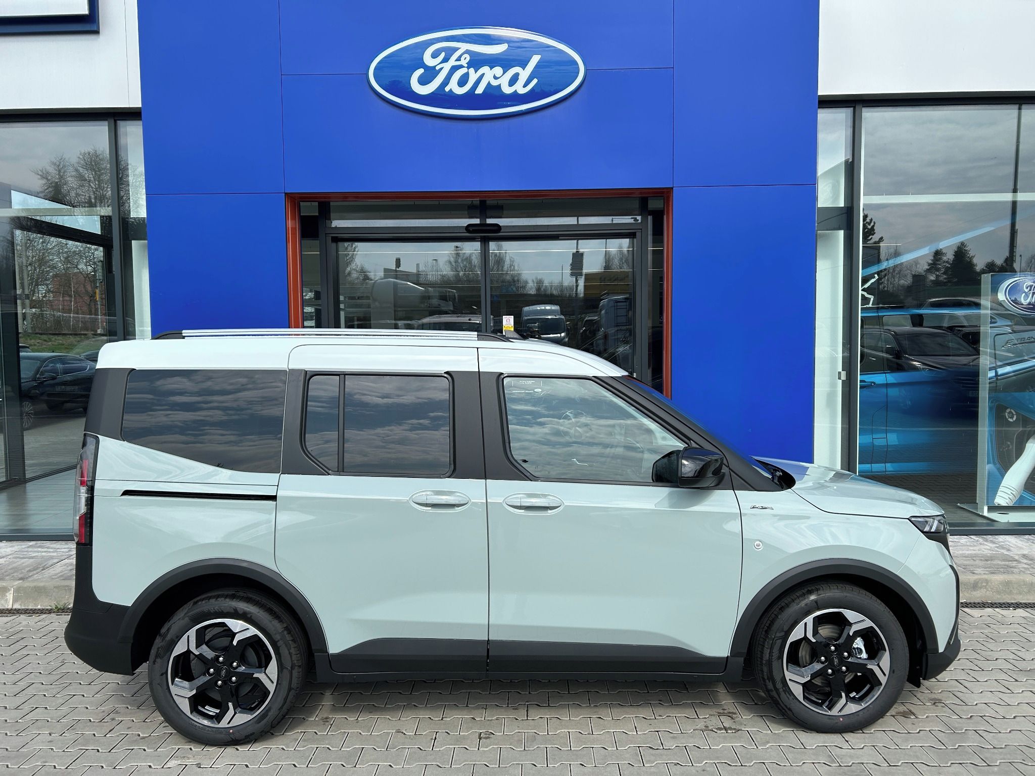 Ford Tourneo Courier, 1.0 EcoBoost 92 kW Active L1 - fotka 3