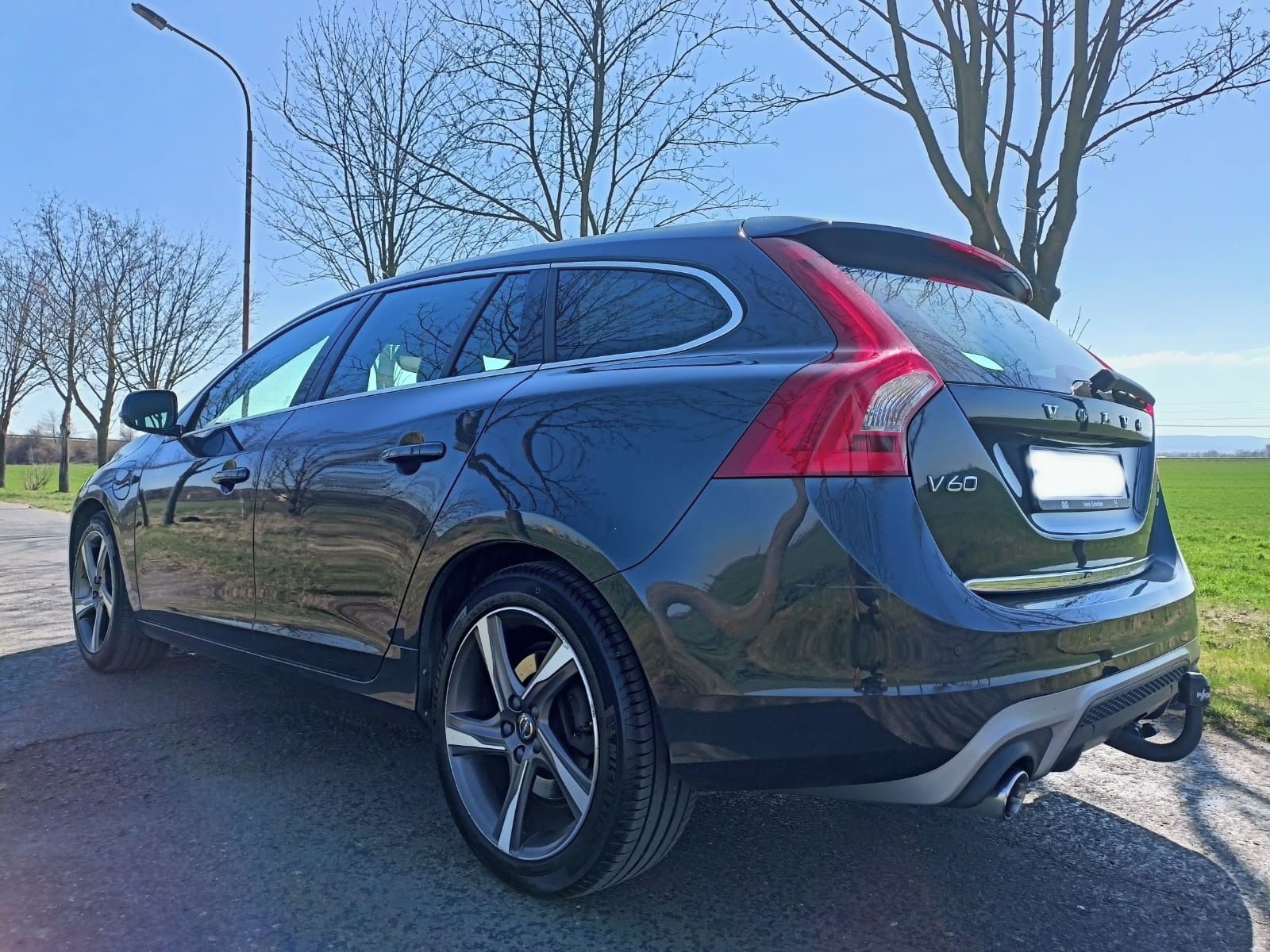 Volvo V60, 2.4 D6 158 kW R-DESING HYBRID - fotka 6