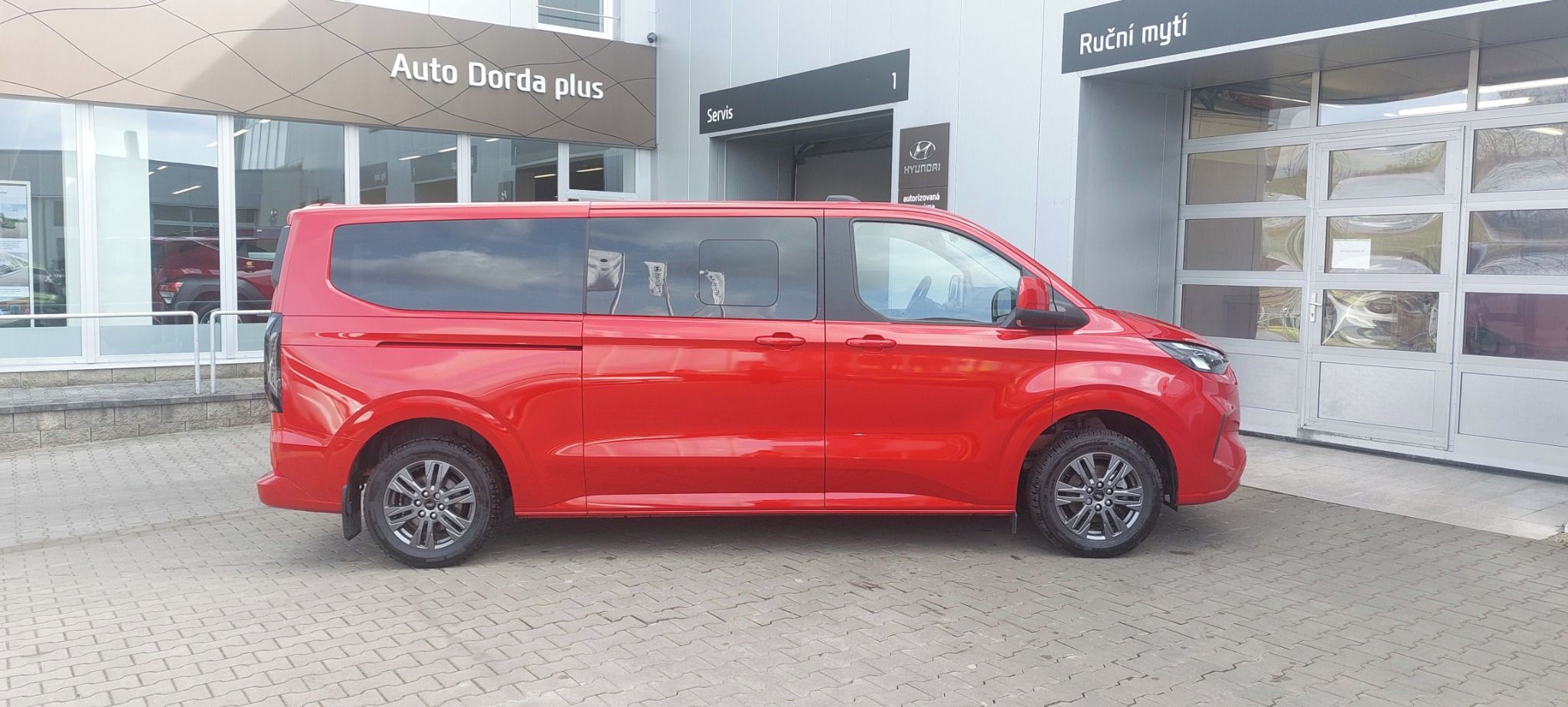 Ford Tourneo Custom, TITANIUM 2,0 EcoBlue L2 8 míst - fotka 3