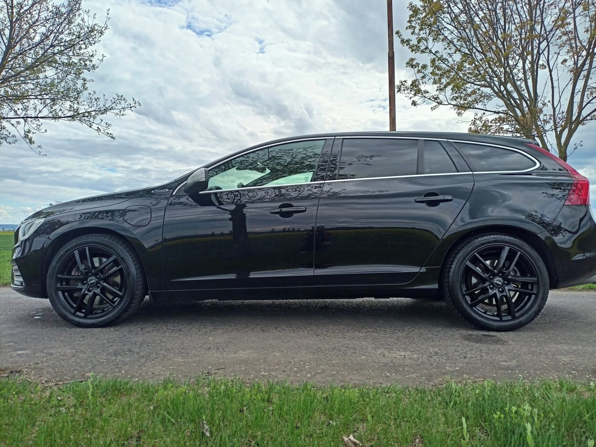 Volvo V60, 2.4 D6 AWD R-DESIGN HYBRID - fotka 6