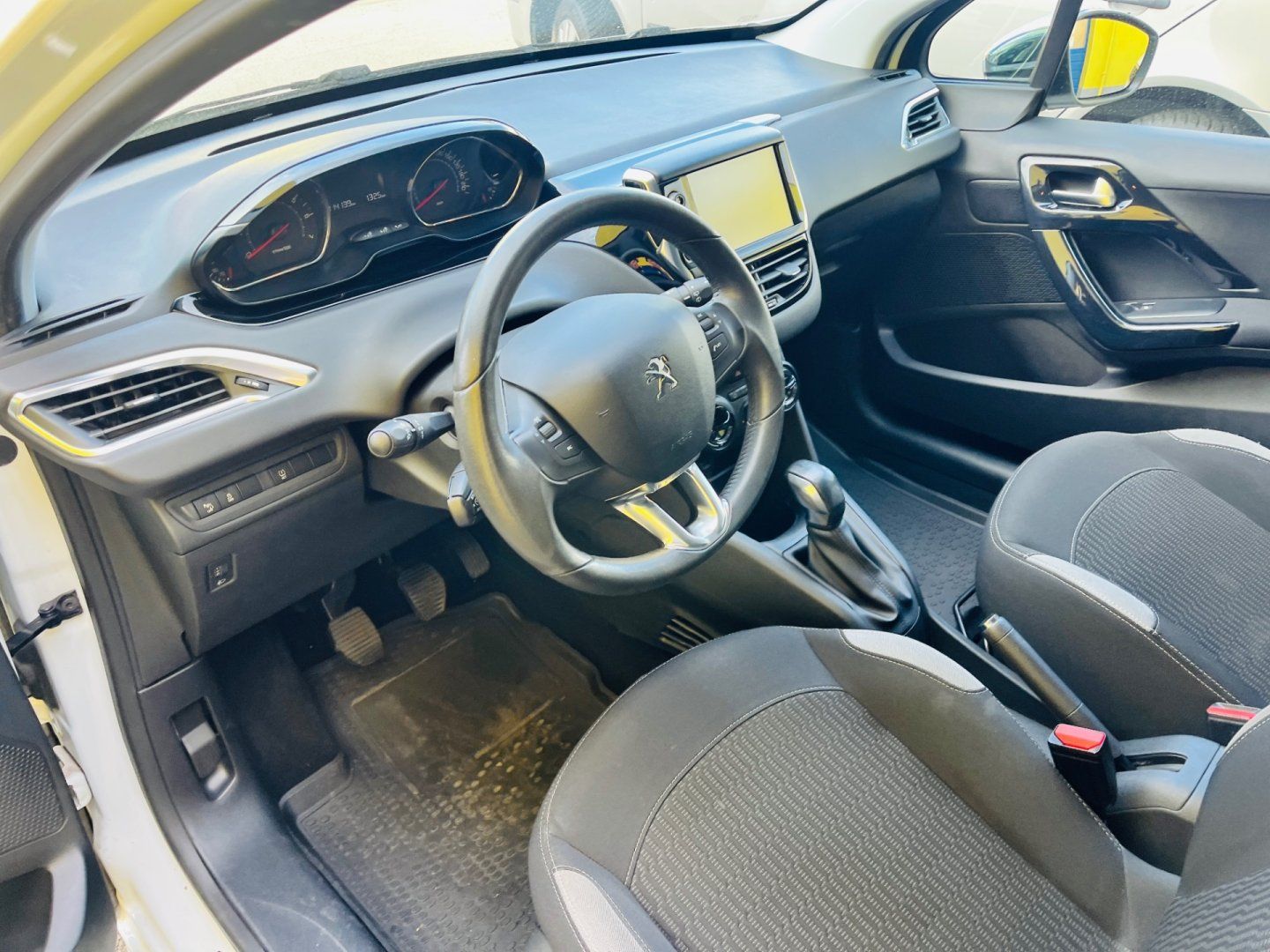 Peugeot 208, 1.2 i BENZÍN - fotka 6
