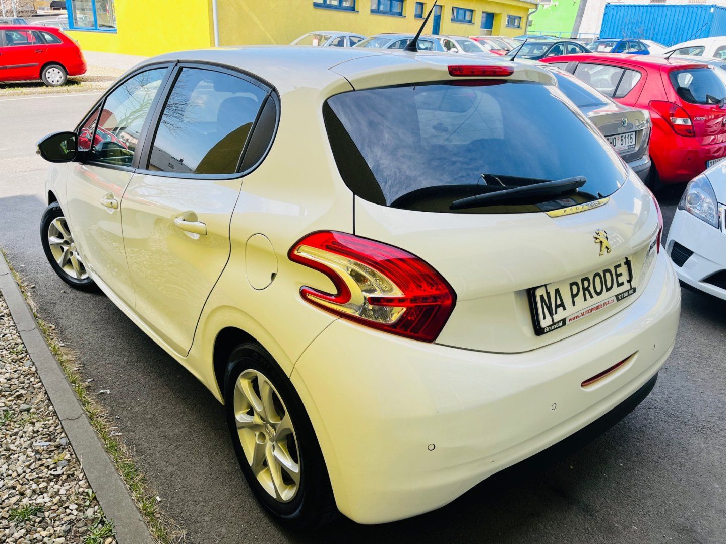 Peugeot 208, 1.2 i BENZÍN - fotka 3