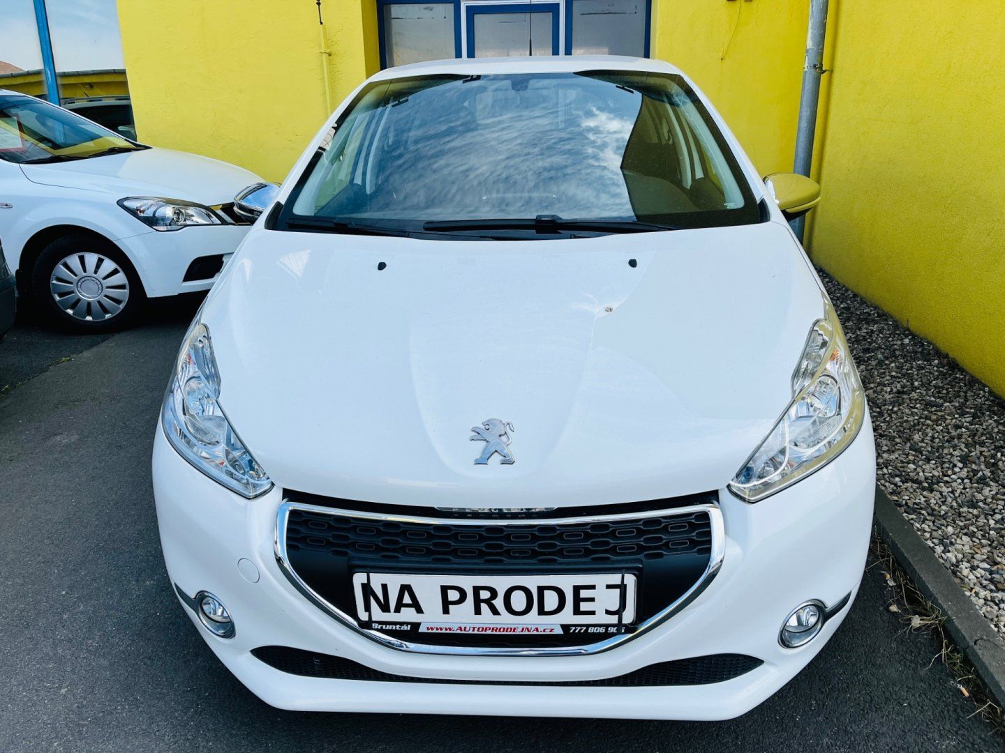 Peugeot 208, 1.2 i BENZÍN - fotka 2