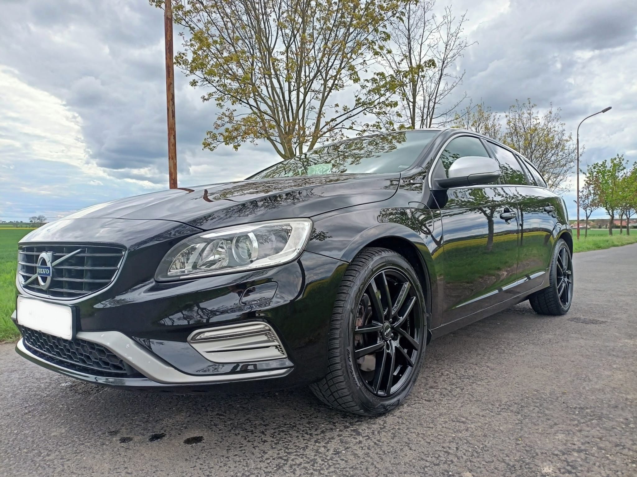 Volvo V60, 2.4 D6 AWD R-DESIGN HYBRID - fotka 5