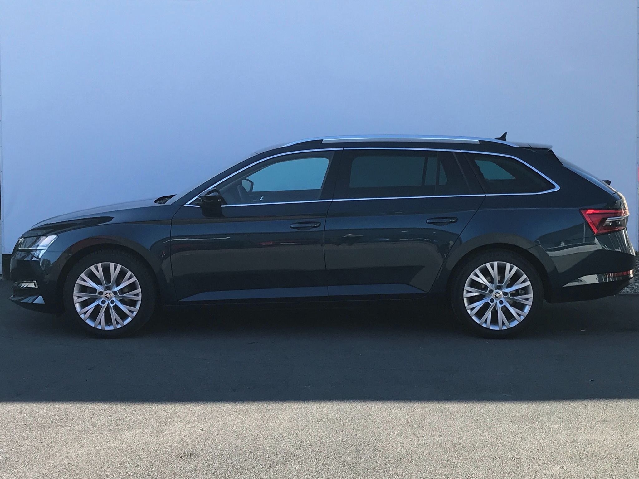 Škoda Superb, 2.0TDi 110kW 7°DSG STYLE+TAŹNÉ - fotka 3