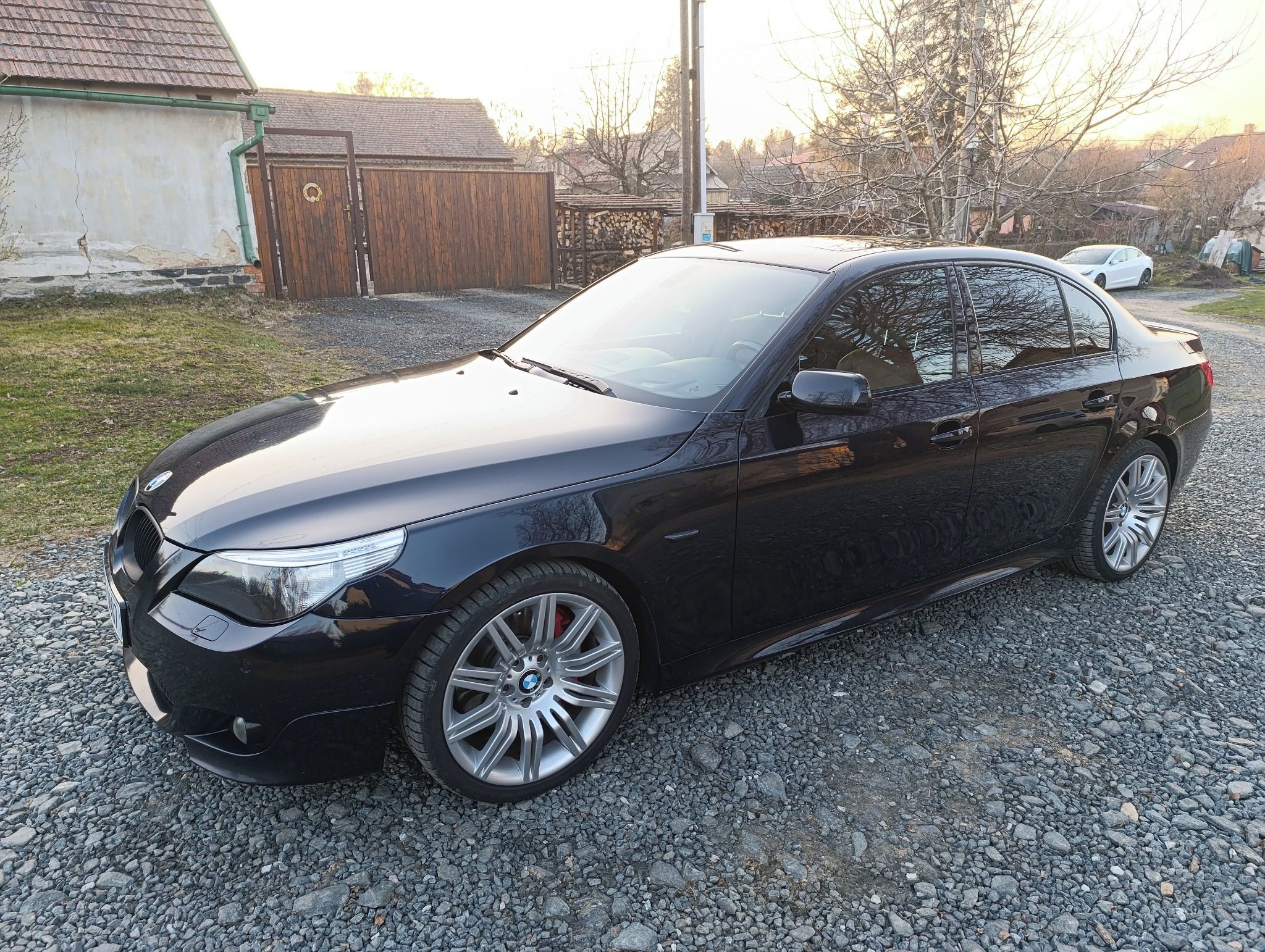 BMW Řada 5, 550i 4,8 V8
