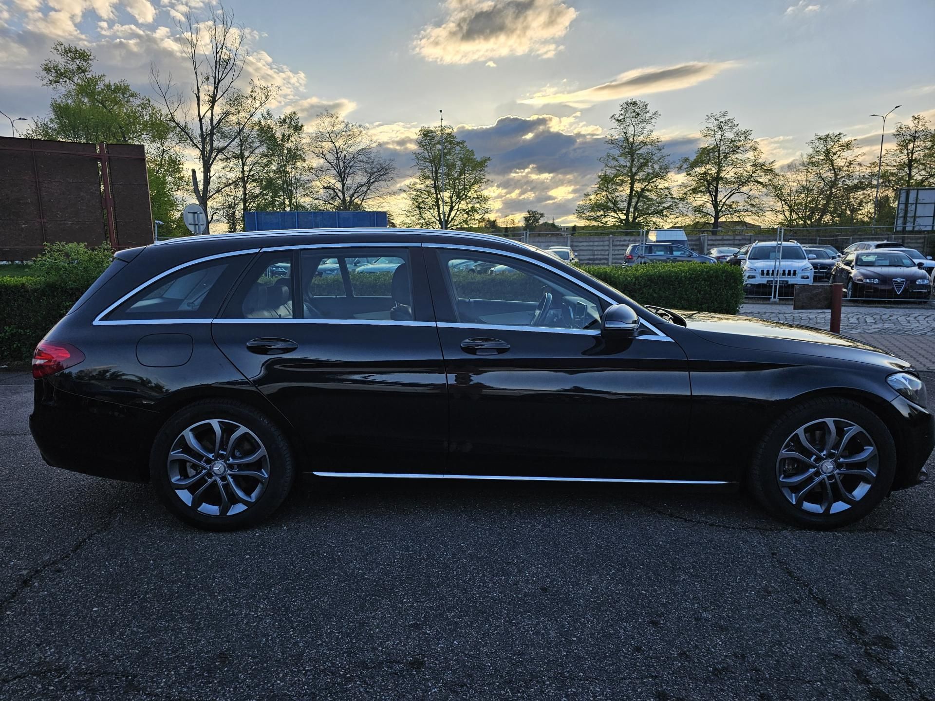 Mercedes-Benz Třídy C, C220D 125kW 4MATIC 7G AIRMATIC - fotka 4