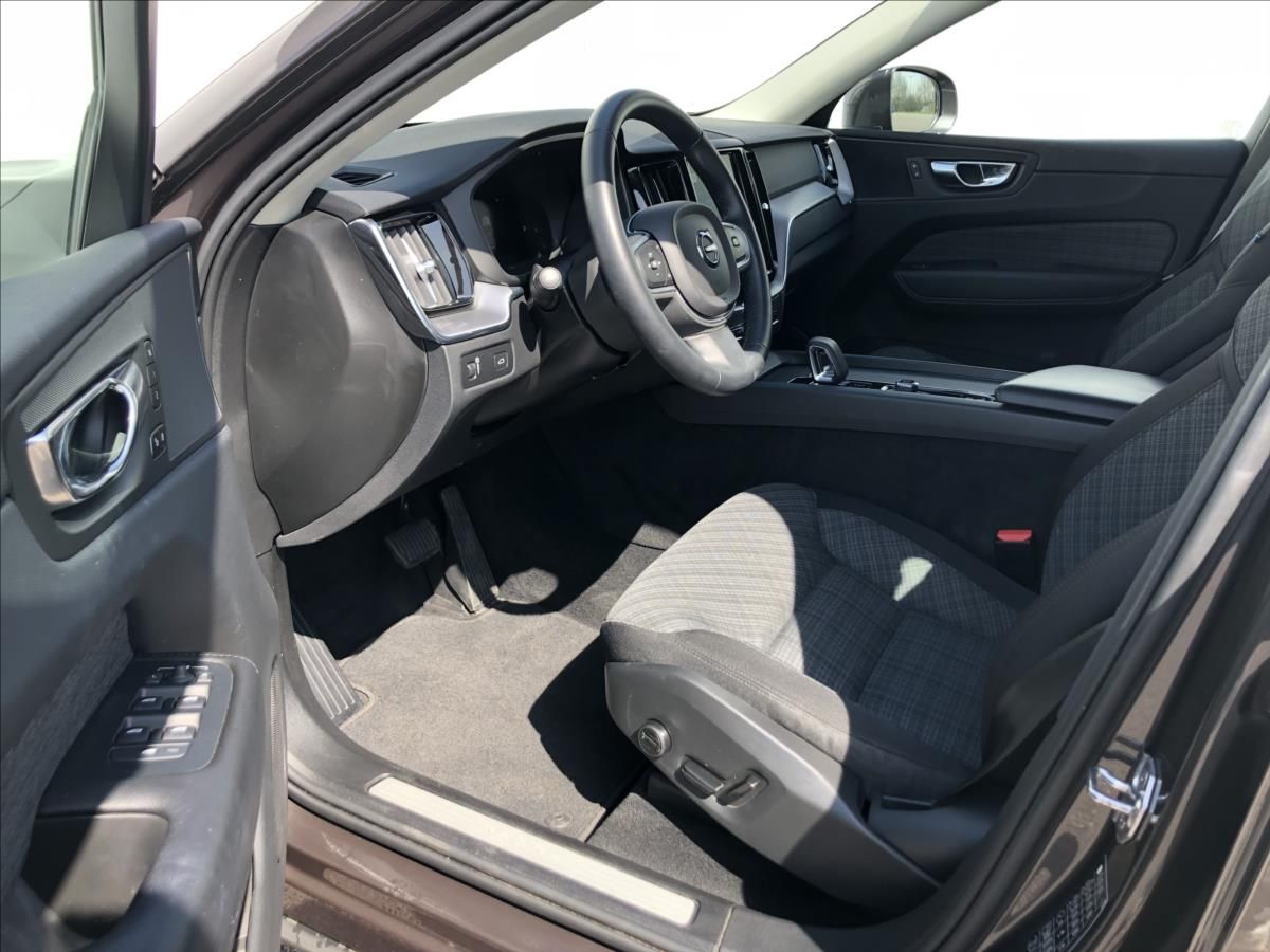 Volvo XC60, 2,0 AWD MOMENTUM PRO  B4 - fotka 6