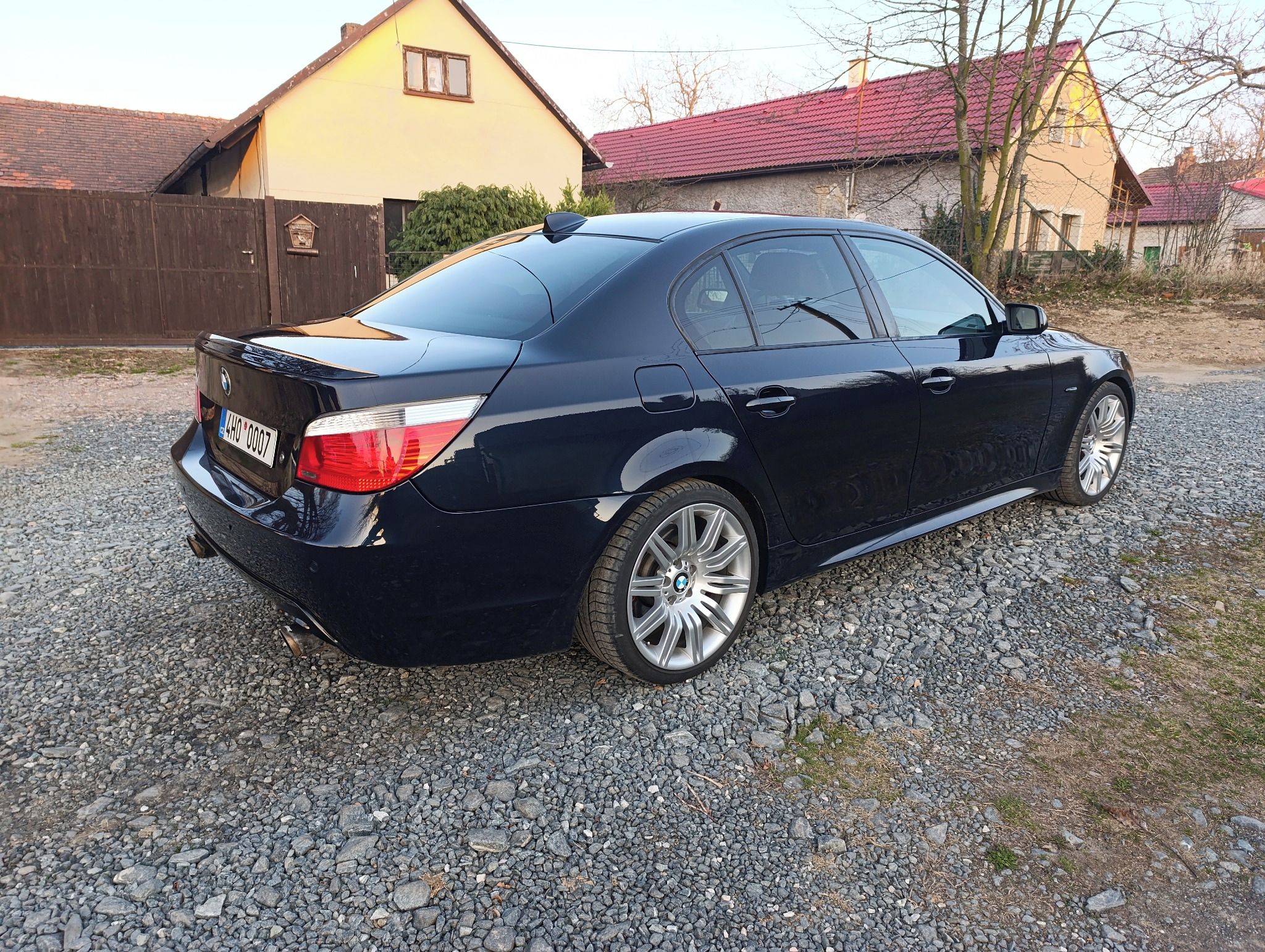 BMW Řada 5, 550i 4,8 V8 - fotka 6