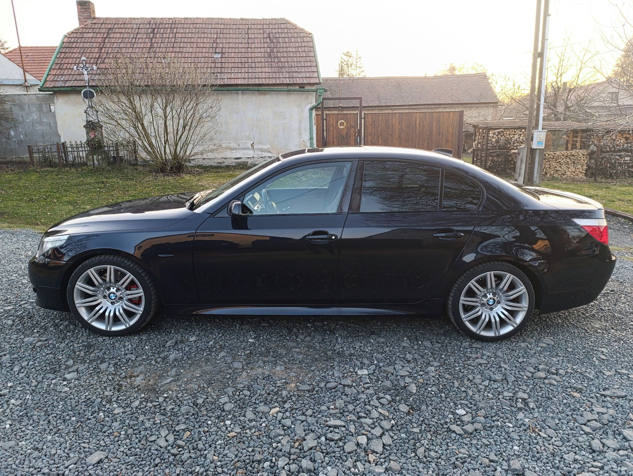 BMW Řada 5, 550i 4,8 V8 - fotka 2