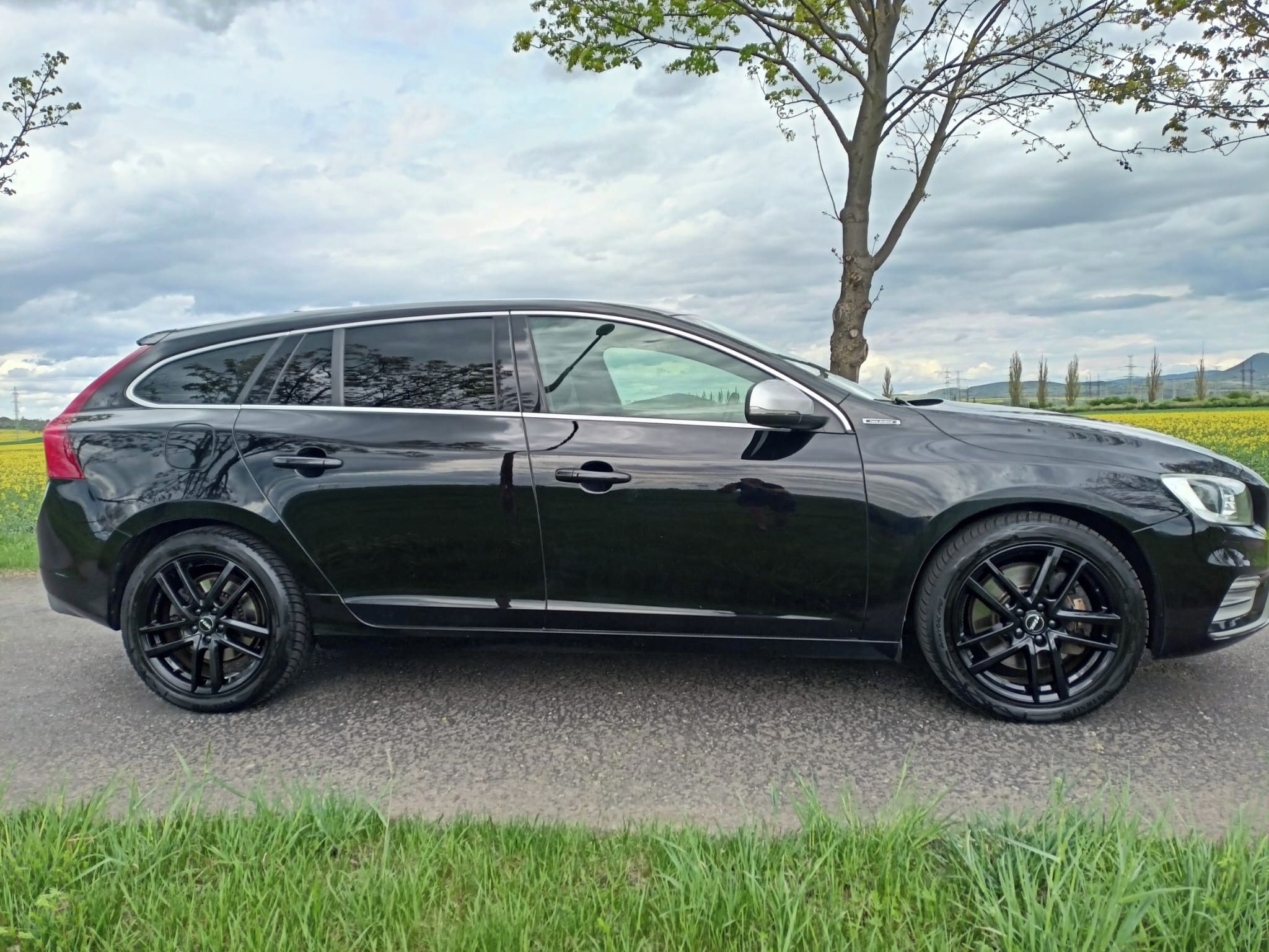 Volvo V60, 2.4 D6 AWD R-DESIGN HYBRID - fotka 2