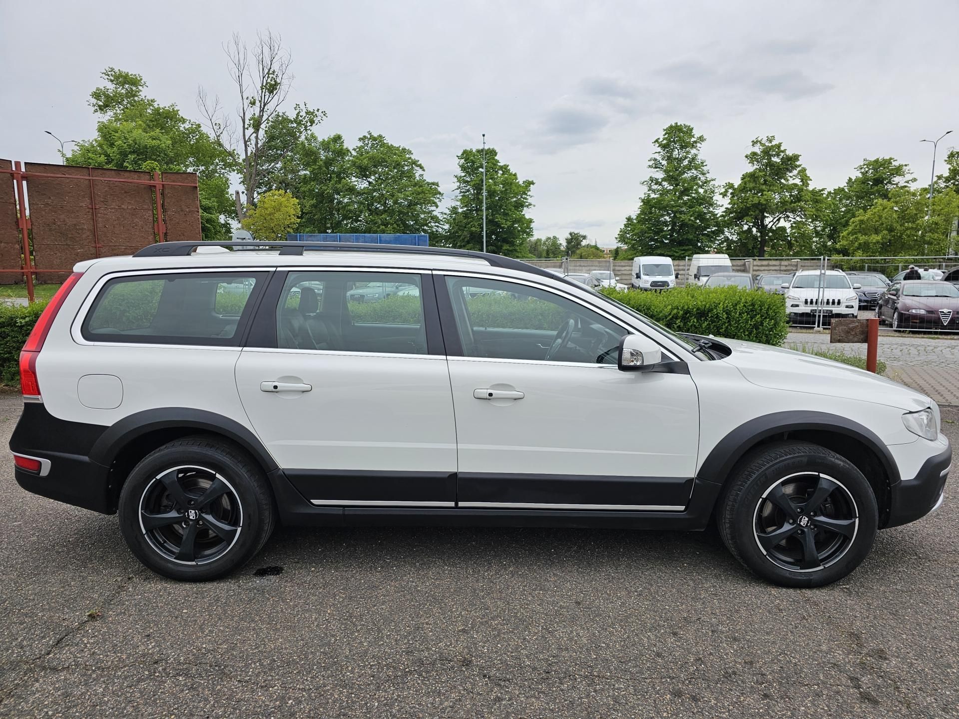 Volvo XC70, D4 2.0 133kW SUMMUM,TEMPOMAT - fotka 4