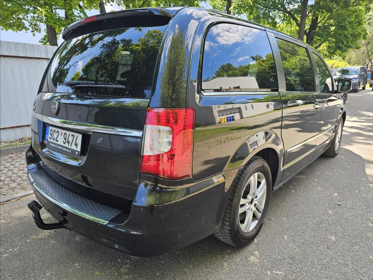 Lancia Voyager, 2,8 2.8CRD 130KW 7.MÍST NAVI K - fotka 6