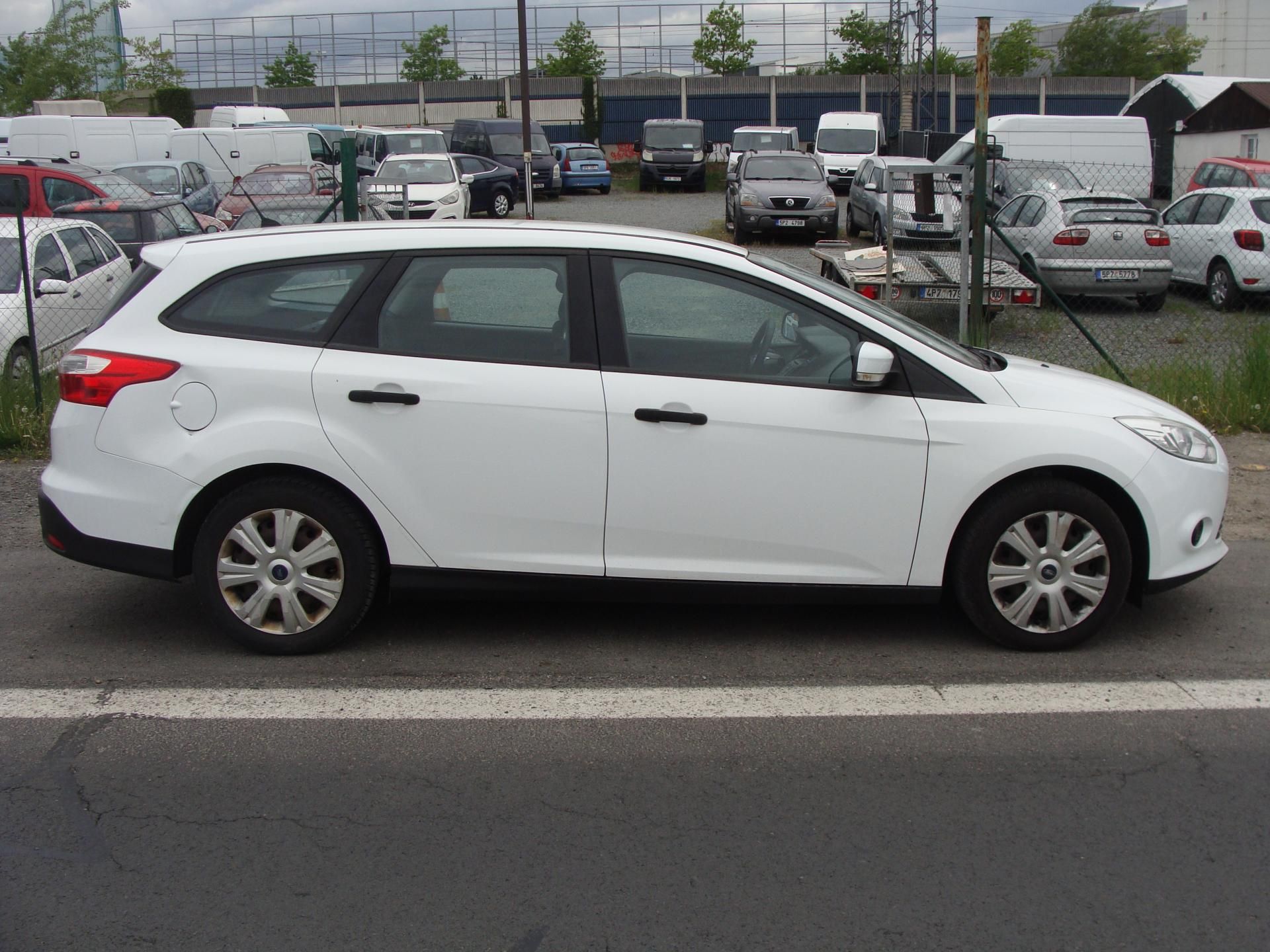 Ford Focus, 1.0i, EcoBoost, 74 kW, klima - fotka 6