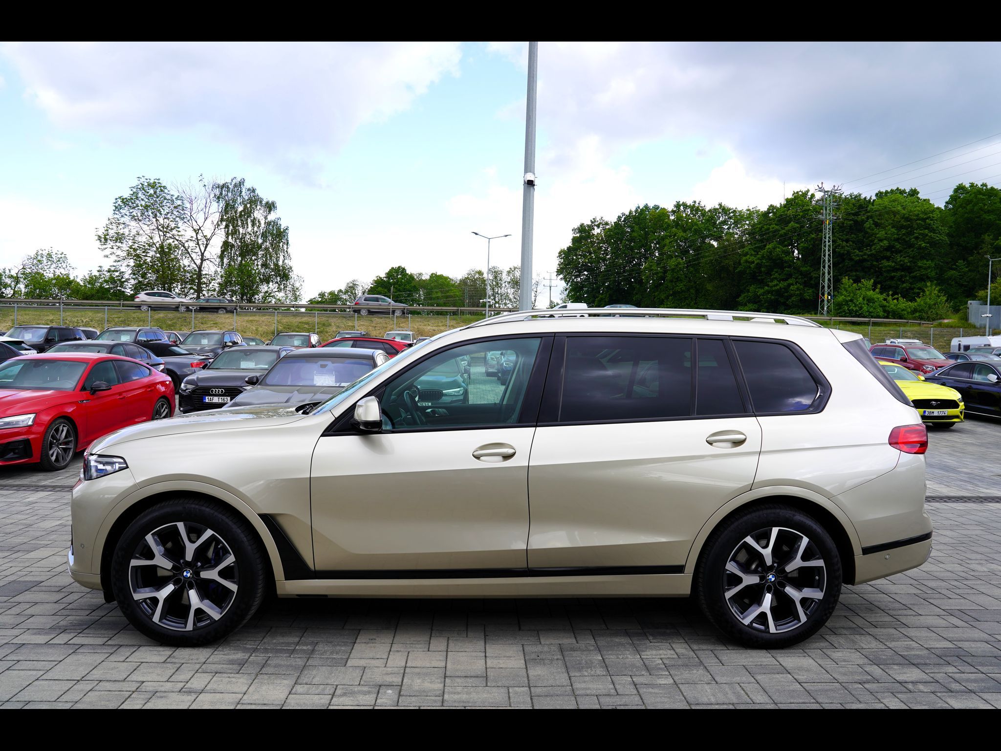 BMW X7, 40i xDrive Pure Excellence/B&W - fotka 3