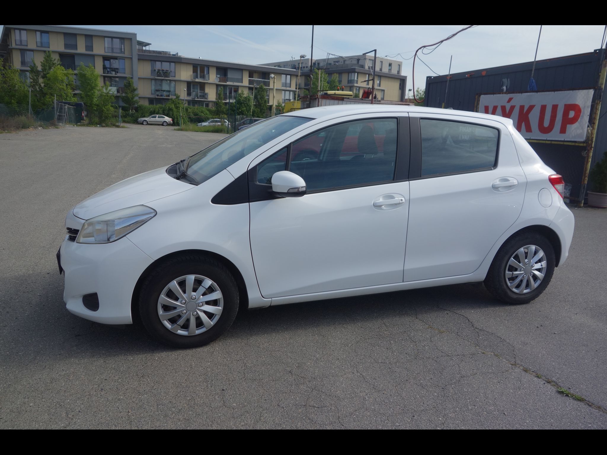 Toyota Yaris, 1,0i ČR 2.MAJ. ! 2 x kola !! - fotka 2