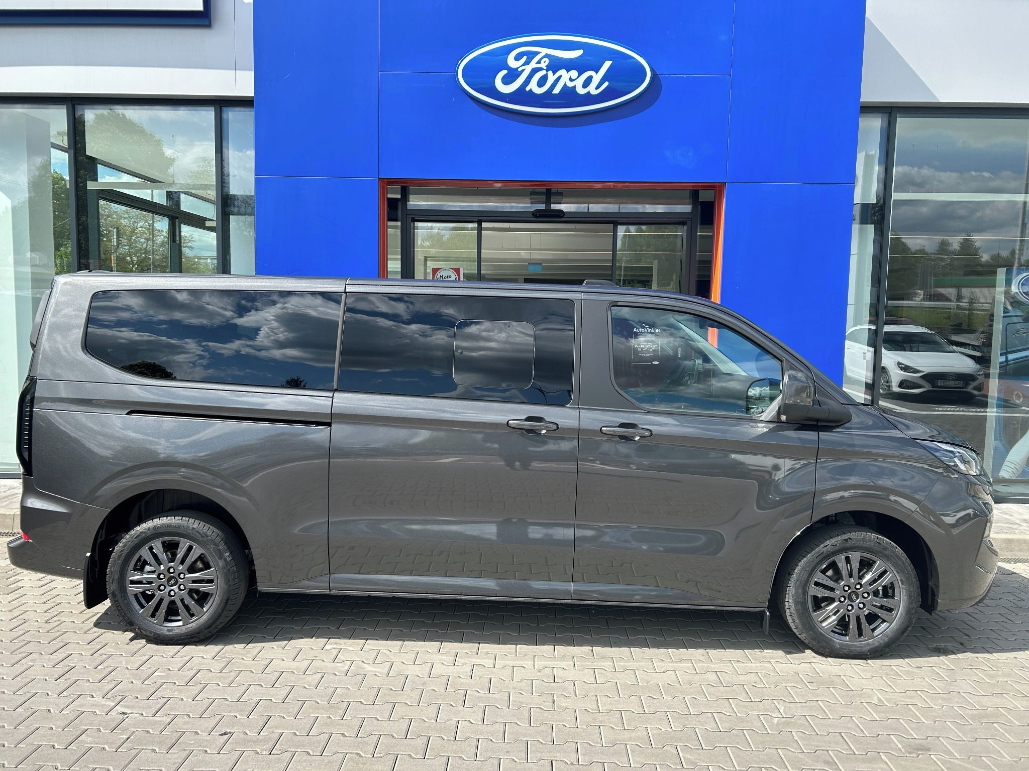 Ford Tourneo Custom, Titanium L2 2.0 EcoBlue 110 kW - fotka 3