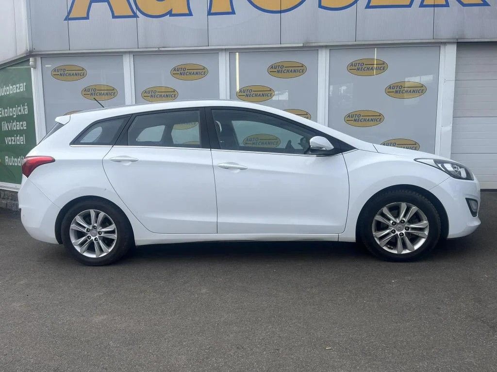 Hyundai i30, 1.6 CRDi Weekend kombi - fotka 5