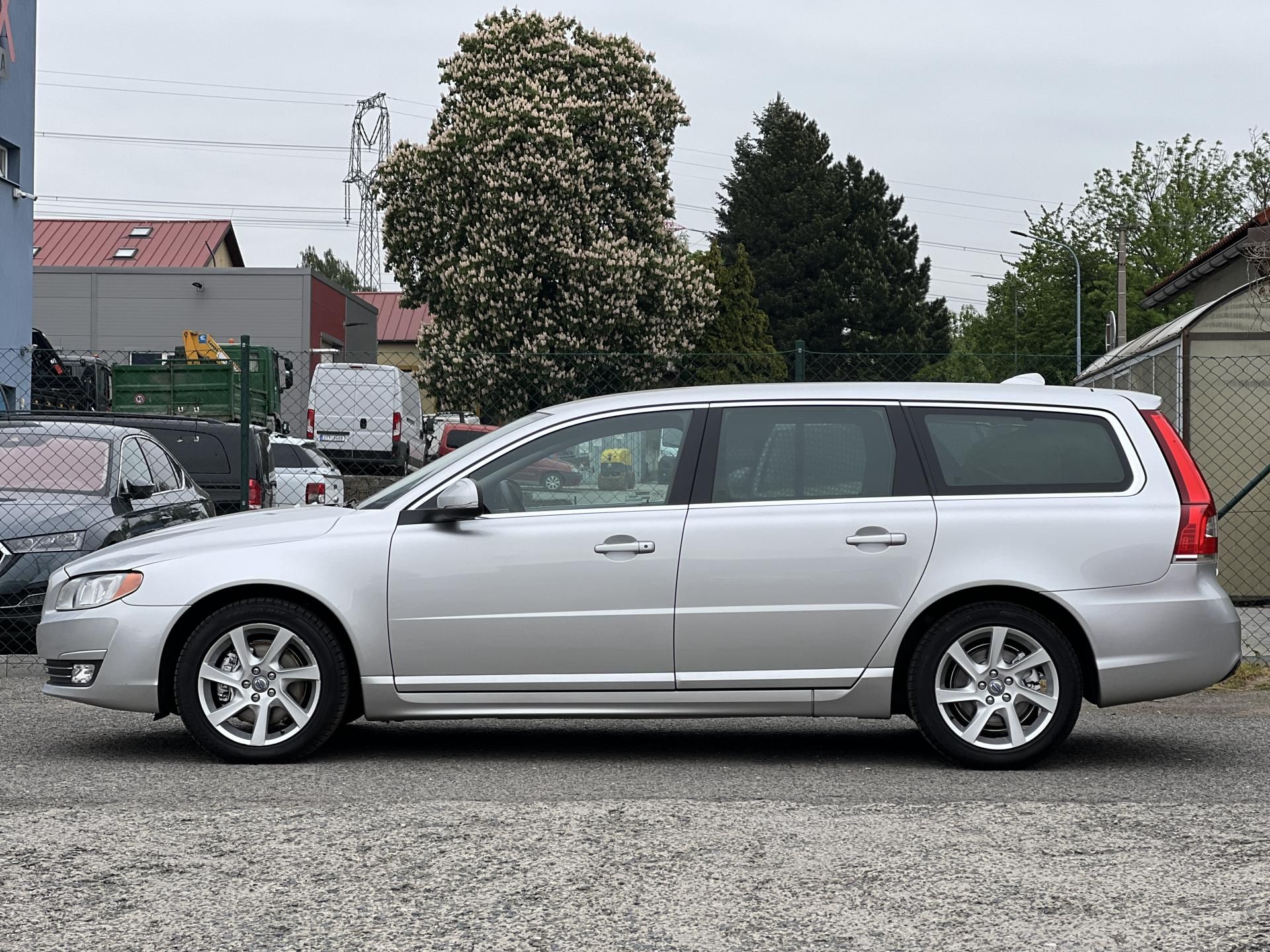 Volvo V70, 2.0D D4 AUTOMAT KŮŽE KLIMA - fotka 4