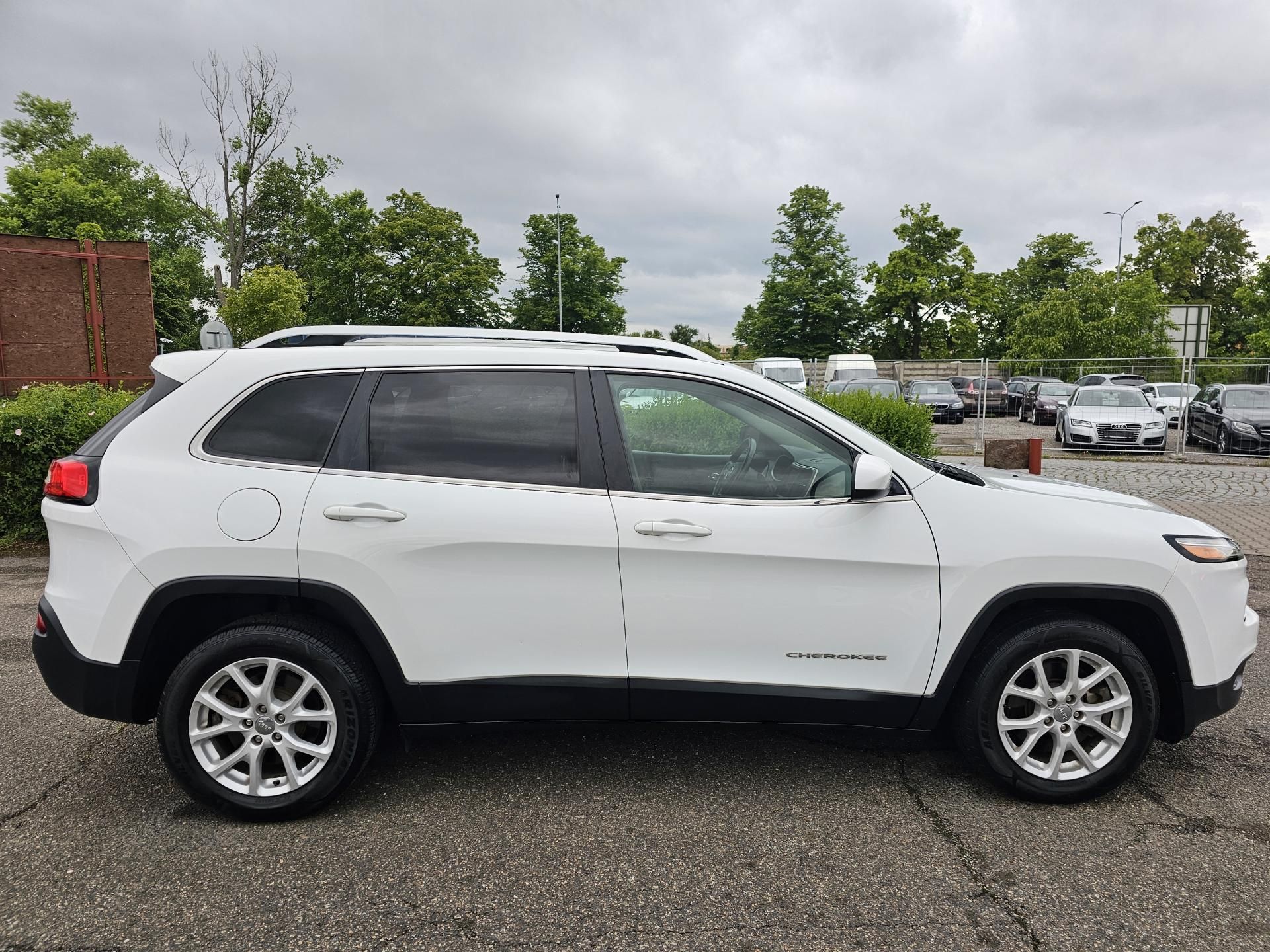 Jeep Cherokee, 3.2 V6 LATITUDE - 100 000 KM - fotka 4