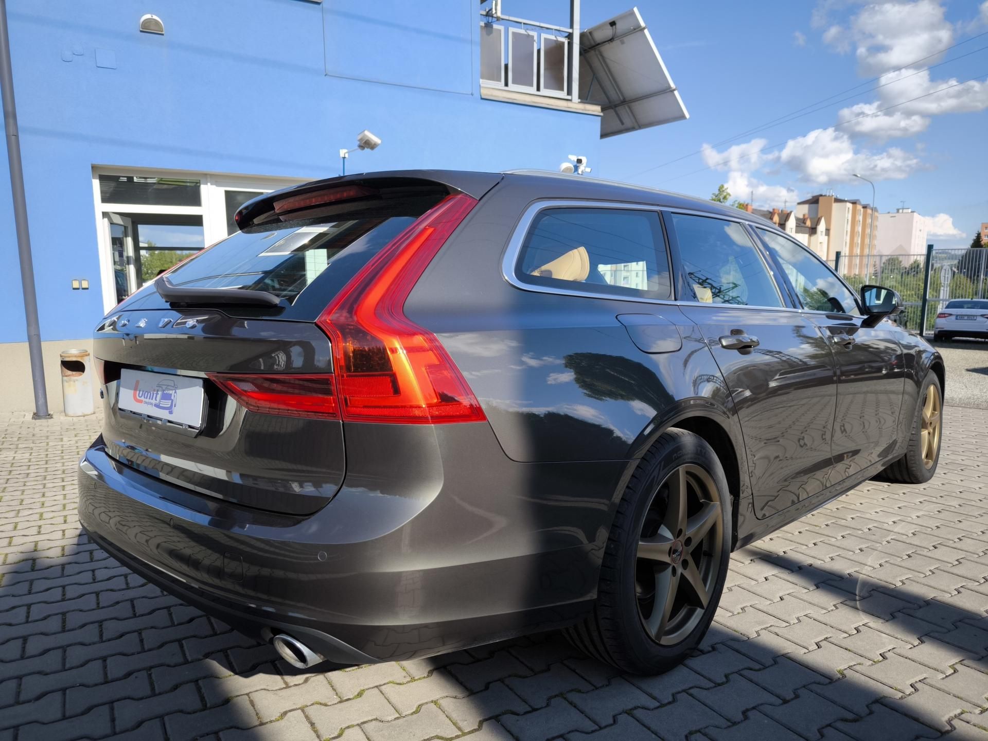 Volvo V90, 2.0 D3 Momentum Pro - fotka 5