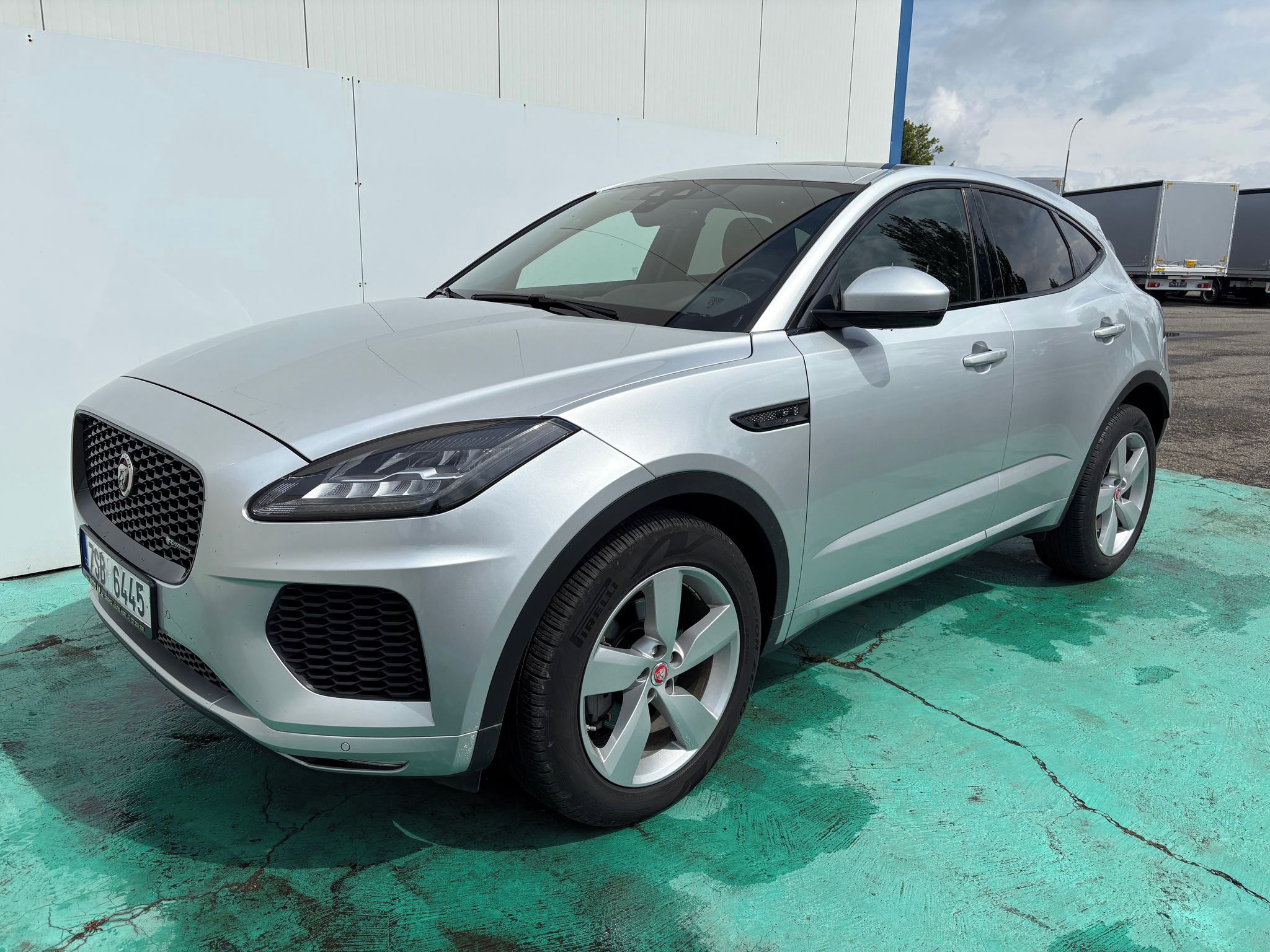 Jaguar E-Pace, D180 R-Dynamic AWD - fotka 3