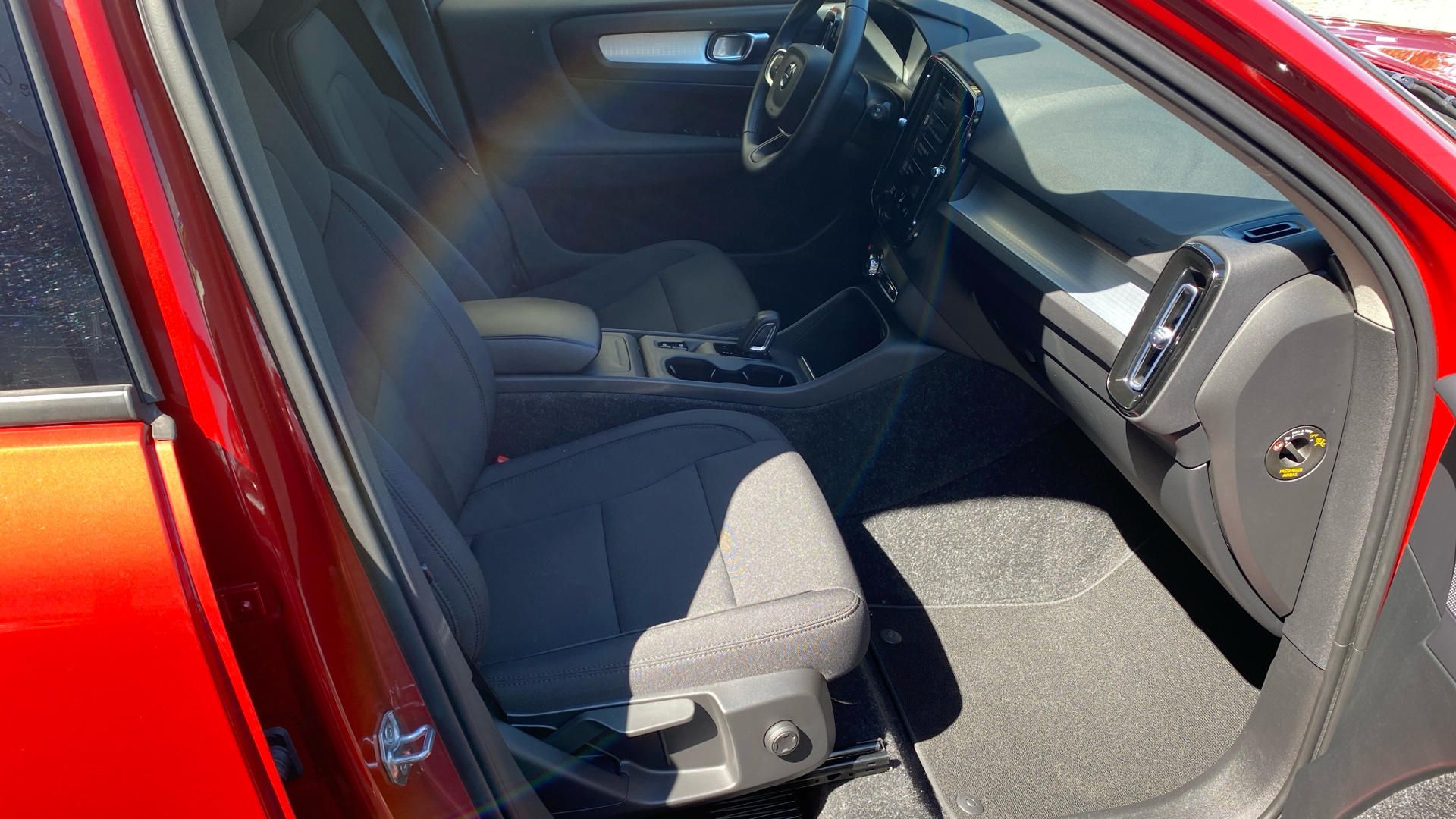 Volvo XC40, MOMENTUM, T3 FWD, 120 kW / 163 - fotka 6