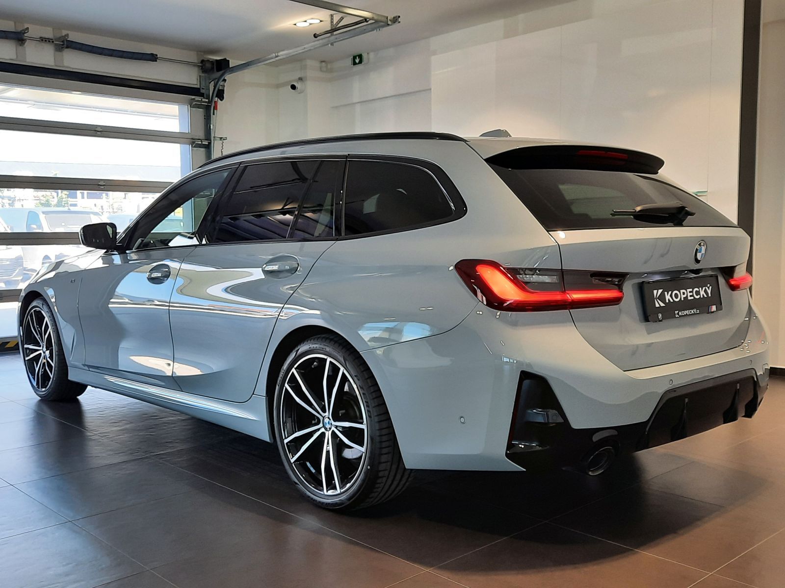 BMW Řada 3, 320d xDrive M Sport Touring - fotka 4