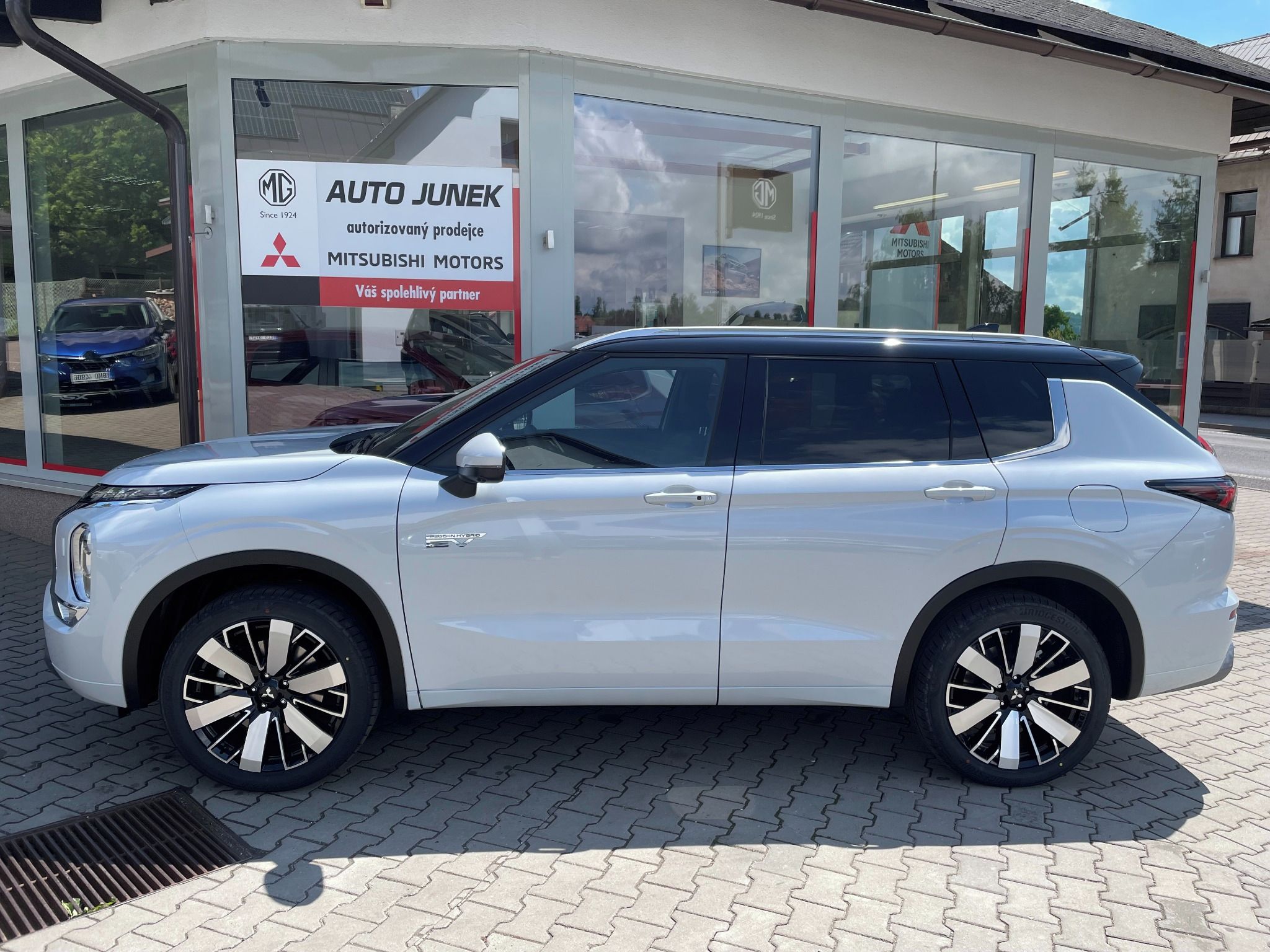 Mitsubishi Outlander, 2.4 PHEV INSTYLE - fotka 2