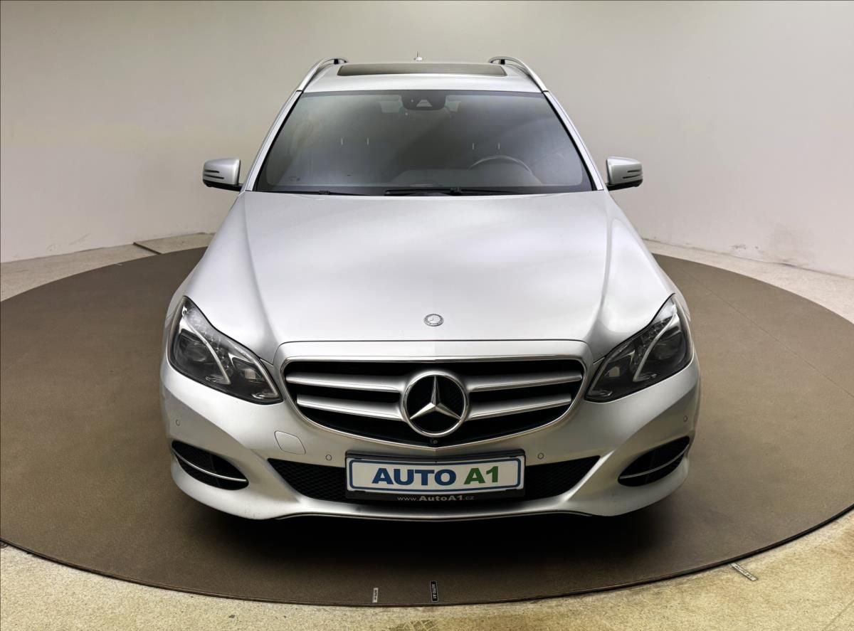 Mercedes-Benz Třídy E, 3,0 E300d 170kW LED 360°KAM AT - fotka 2