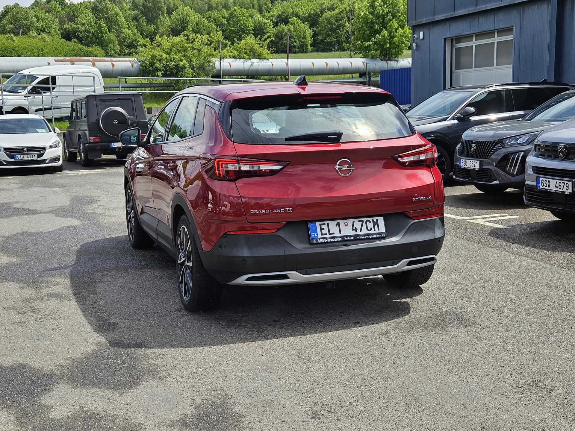 Opel Grandland X, 1.6 Hybrid 200 4x4 EAT8 - fotka 3
