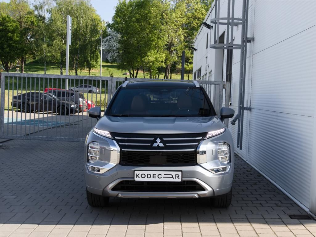 Mitsubishi Outlander, 2,4 PHEV 306k AT 4x4  Instyle+ - fotka 2
