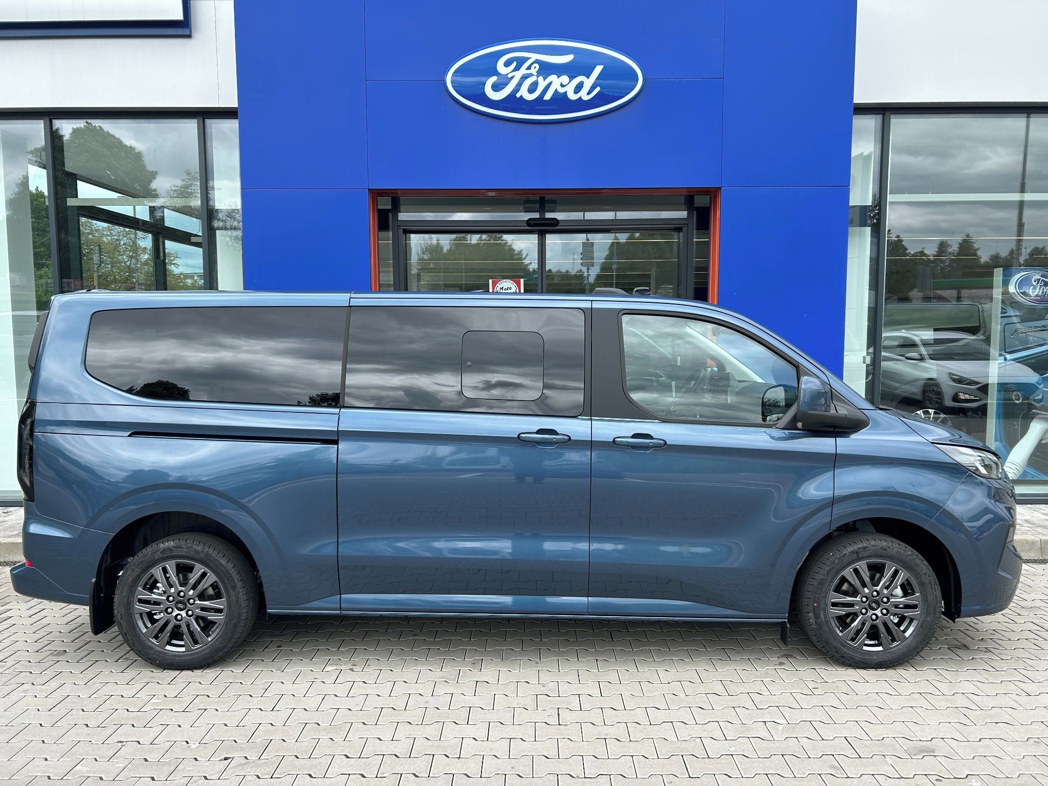 Ford Tourneo Custom, Titanium L2 2.0 EcoBlue 110 kW - fotka 3