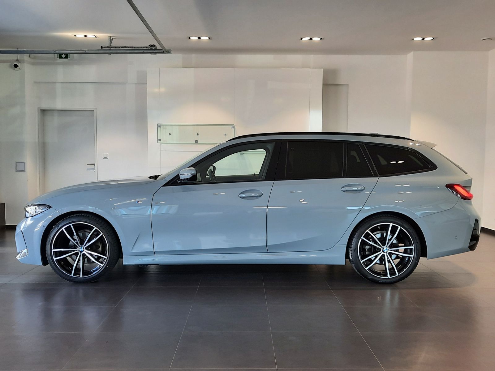 BMW Řada 3, 320d xDrive M Sport Touring - fotka 3