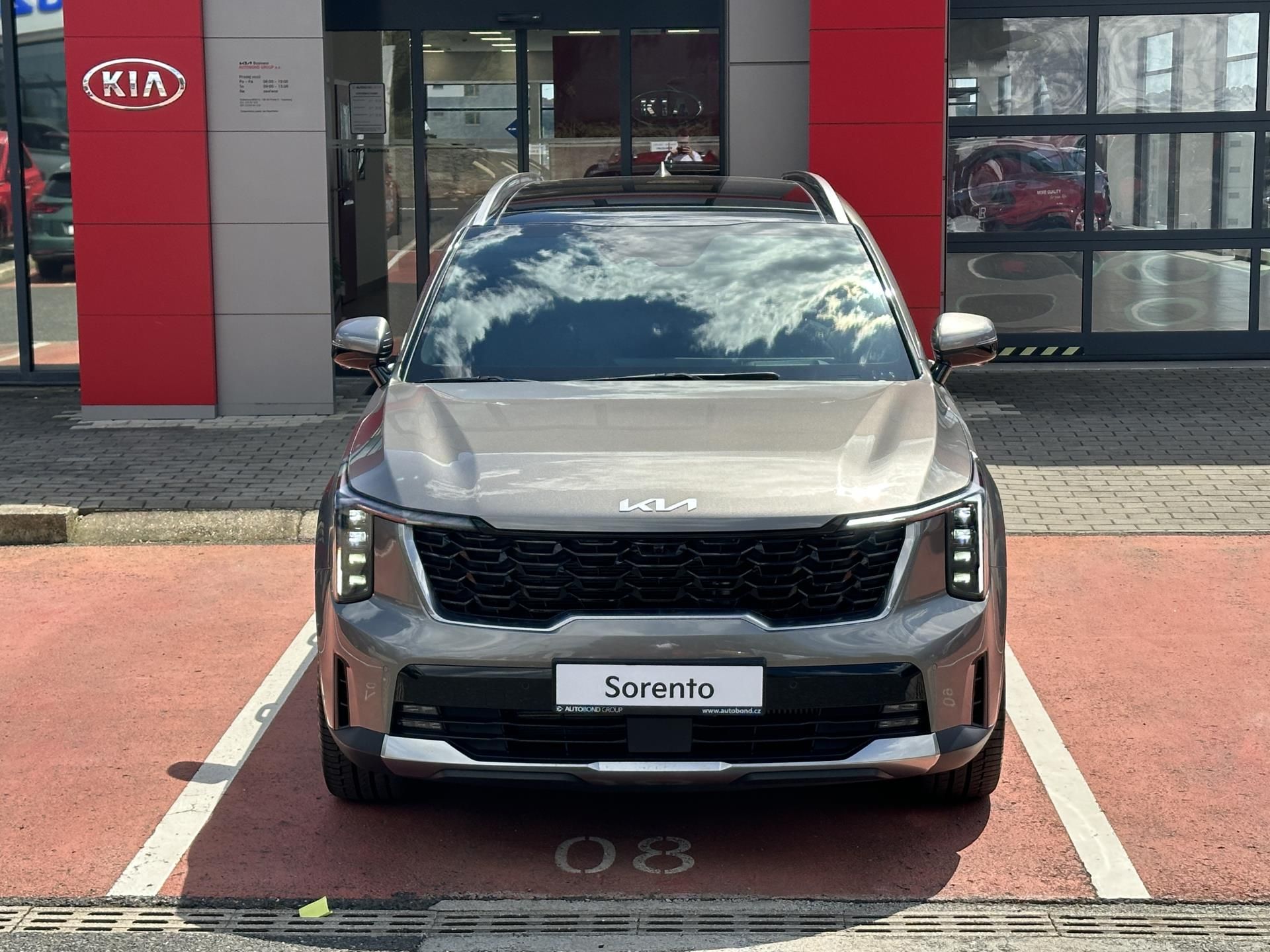 Kia Sorento, TOP 2,2 CRDi 4x4 8DCT +NAPA - fotka 2