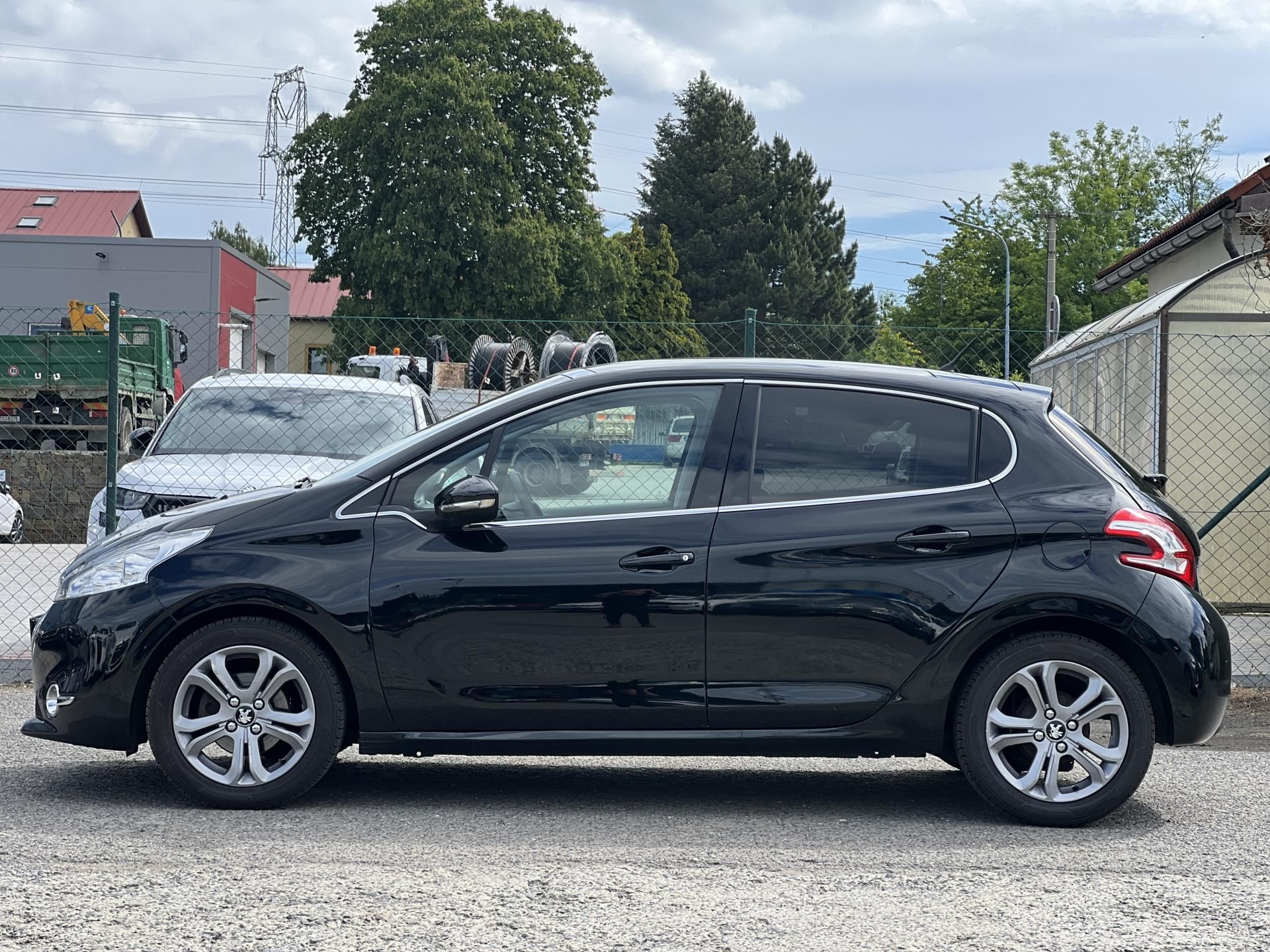 Peugeot 208, 1.2i KLIMA PANORAMA TEMPOMAT - fotka 4